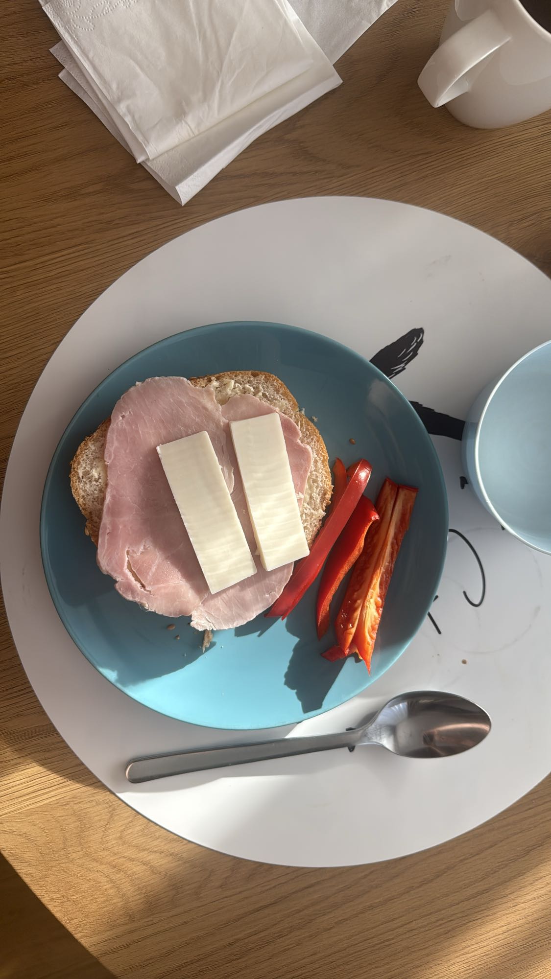 Kanapka z szynką i papryką