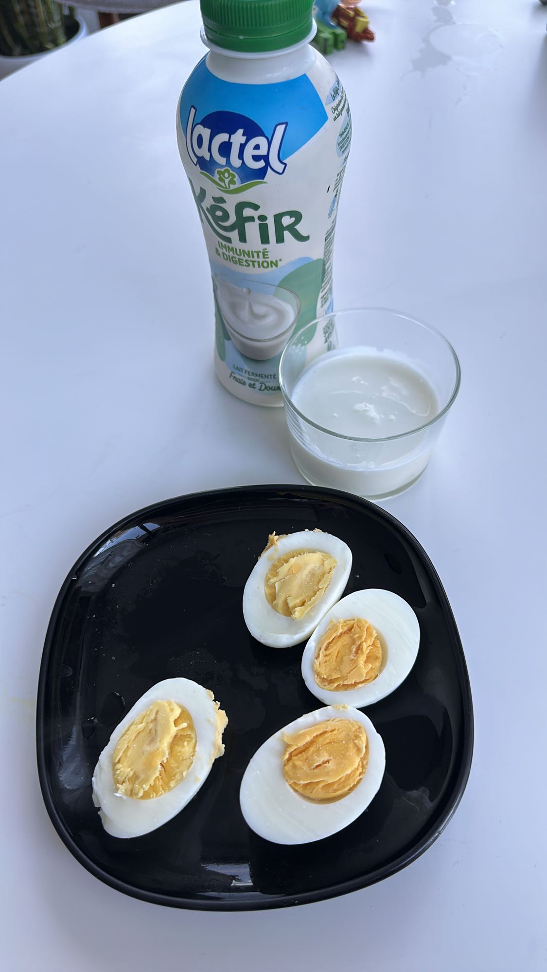 Ouă fierte cu chefir