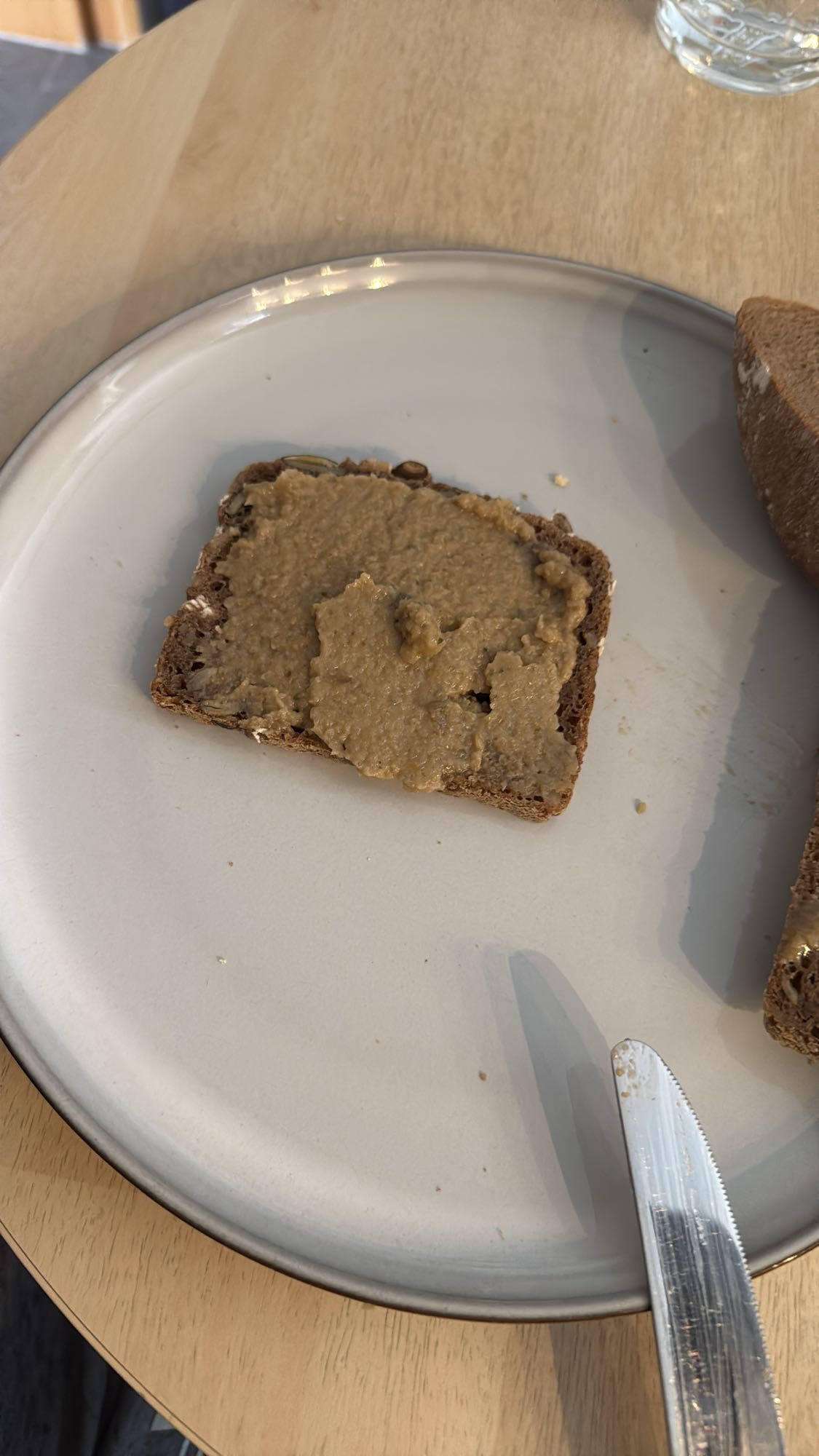 Volkorenbrood met hummus