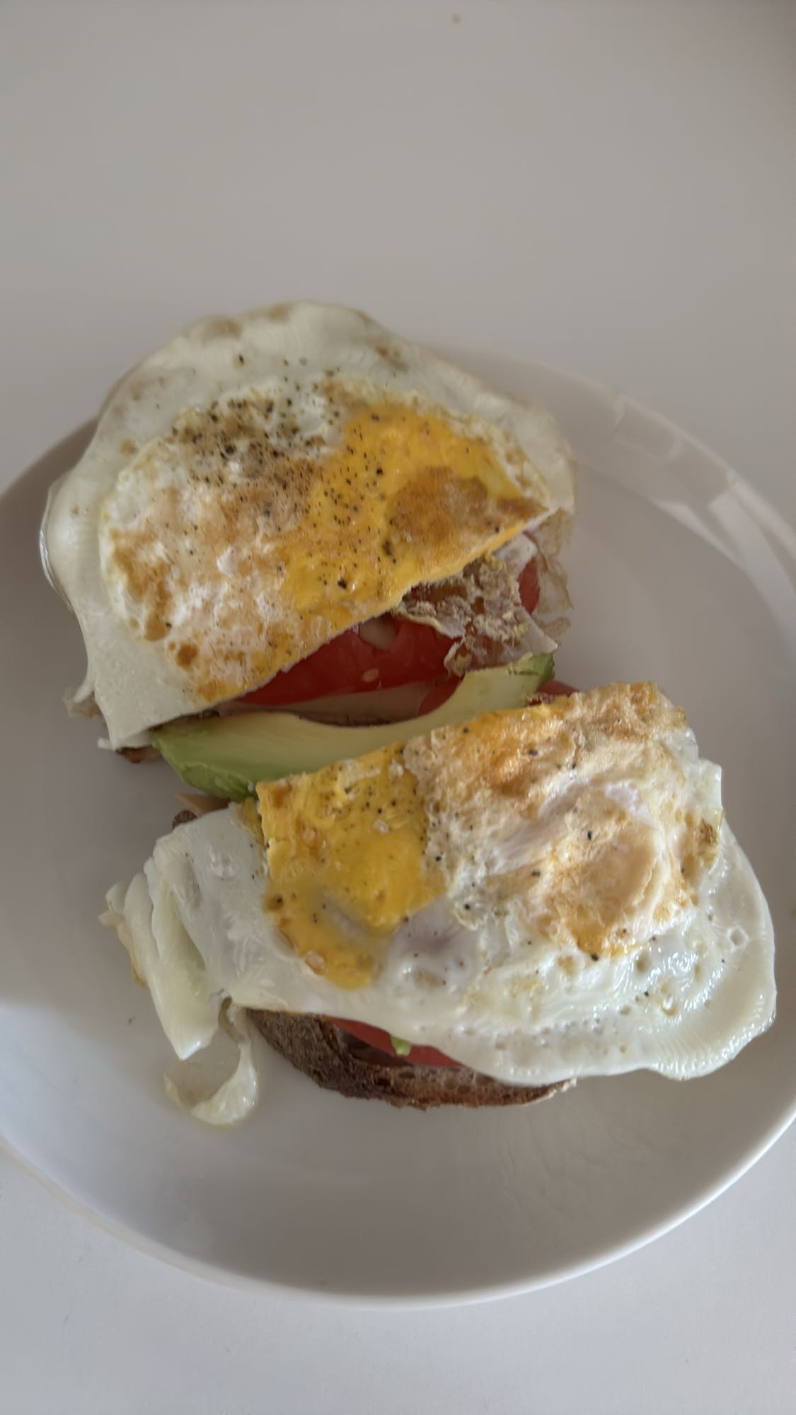 Kanapki z jajkiem i awokado