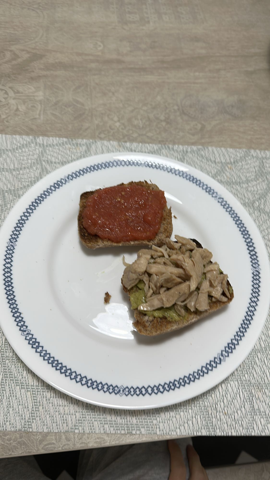 Tostadas con pollo y tomate