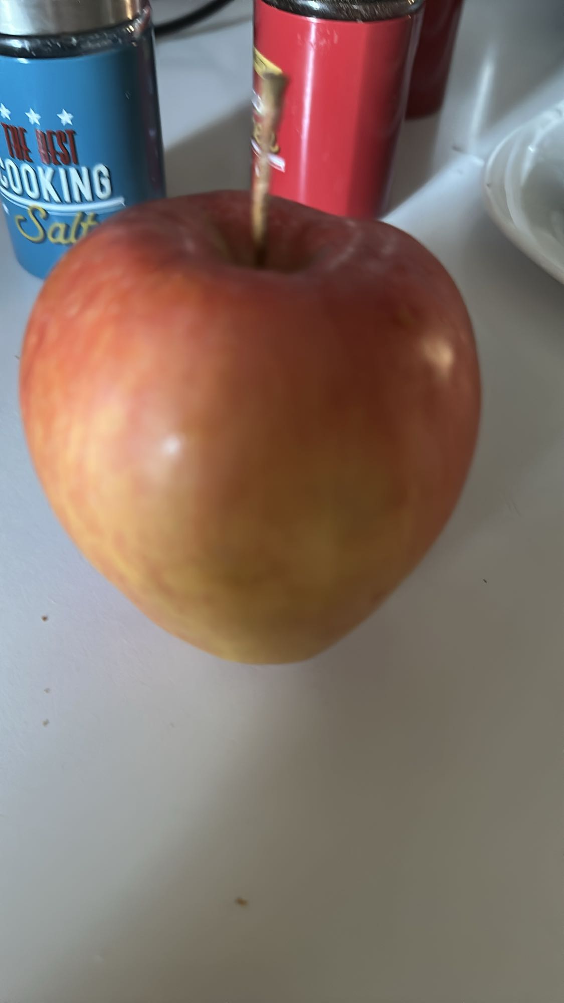 تفاحة كاملة