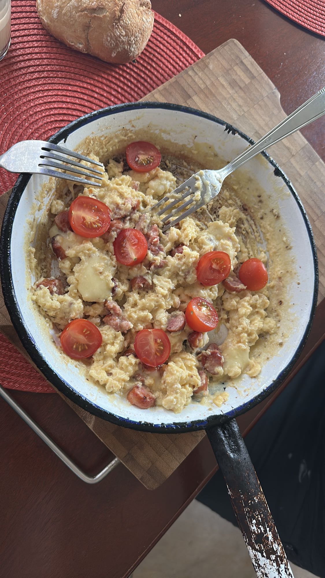 Omlet cu cârnați și roșii