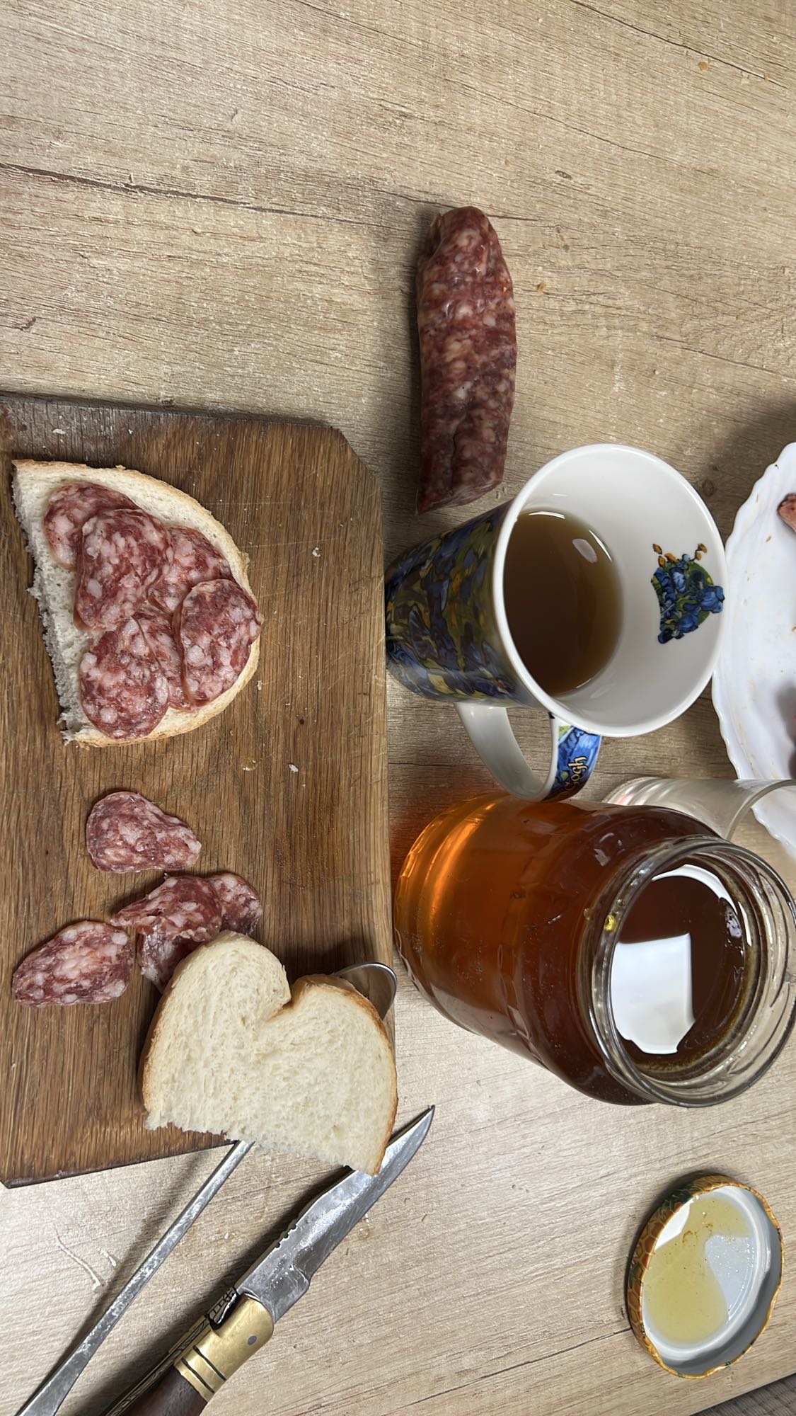 Sandviș cu salam și ceai