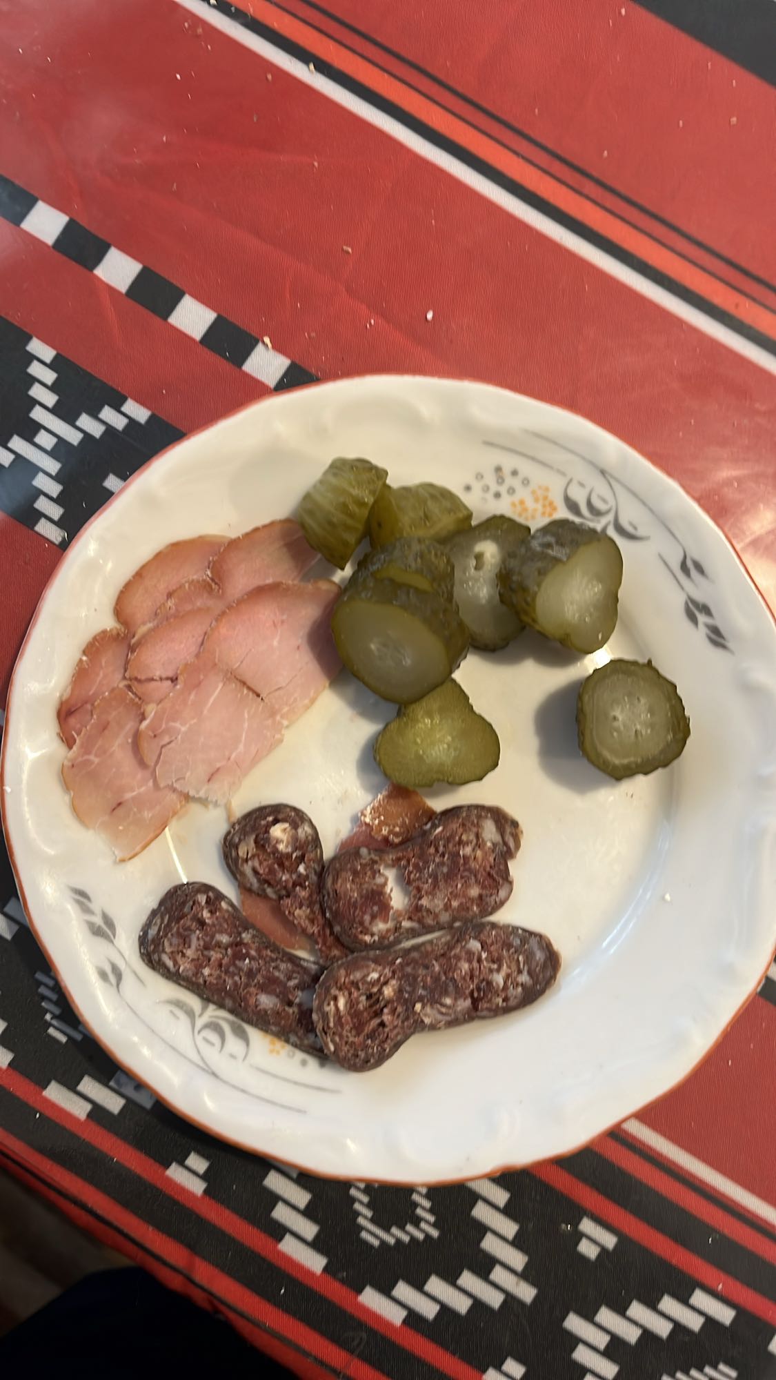 Месо и кисели краставички