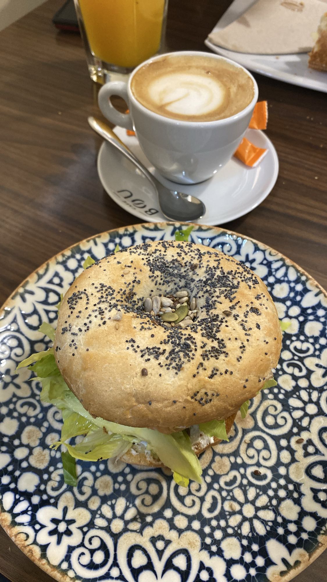 Bagel con café y jugo