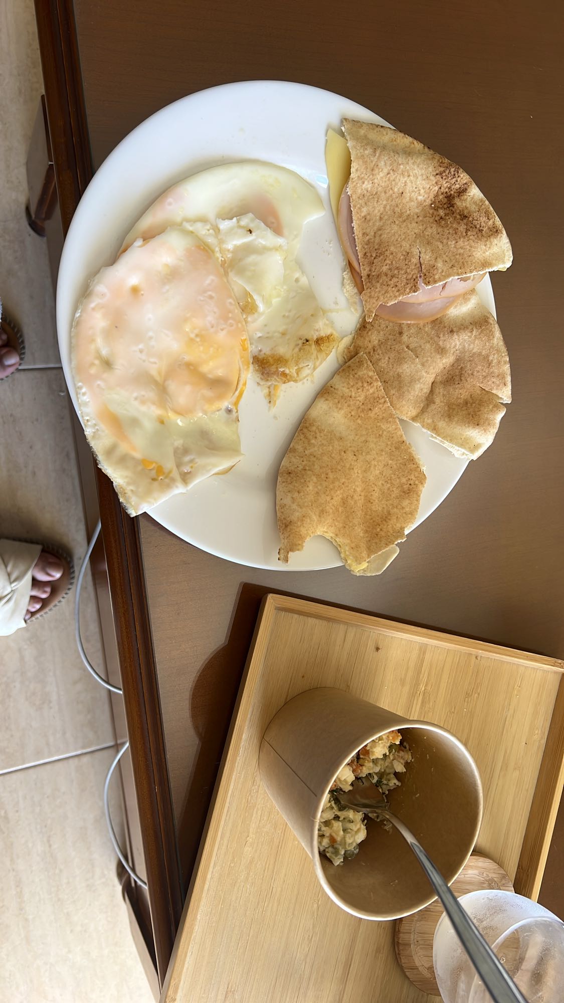 яйца с лавашом и салатом