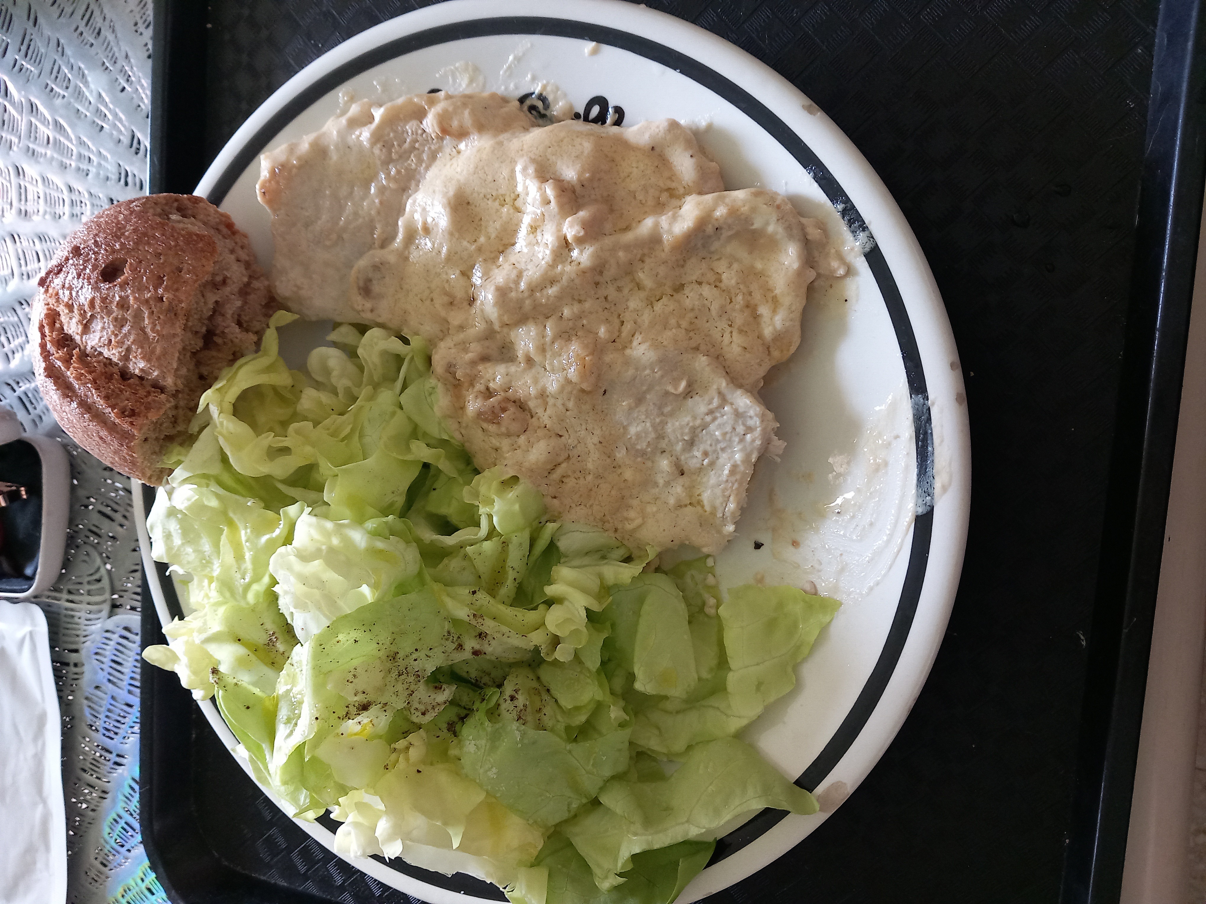 Escalope, salade, pain