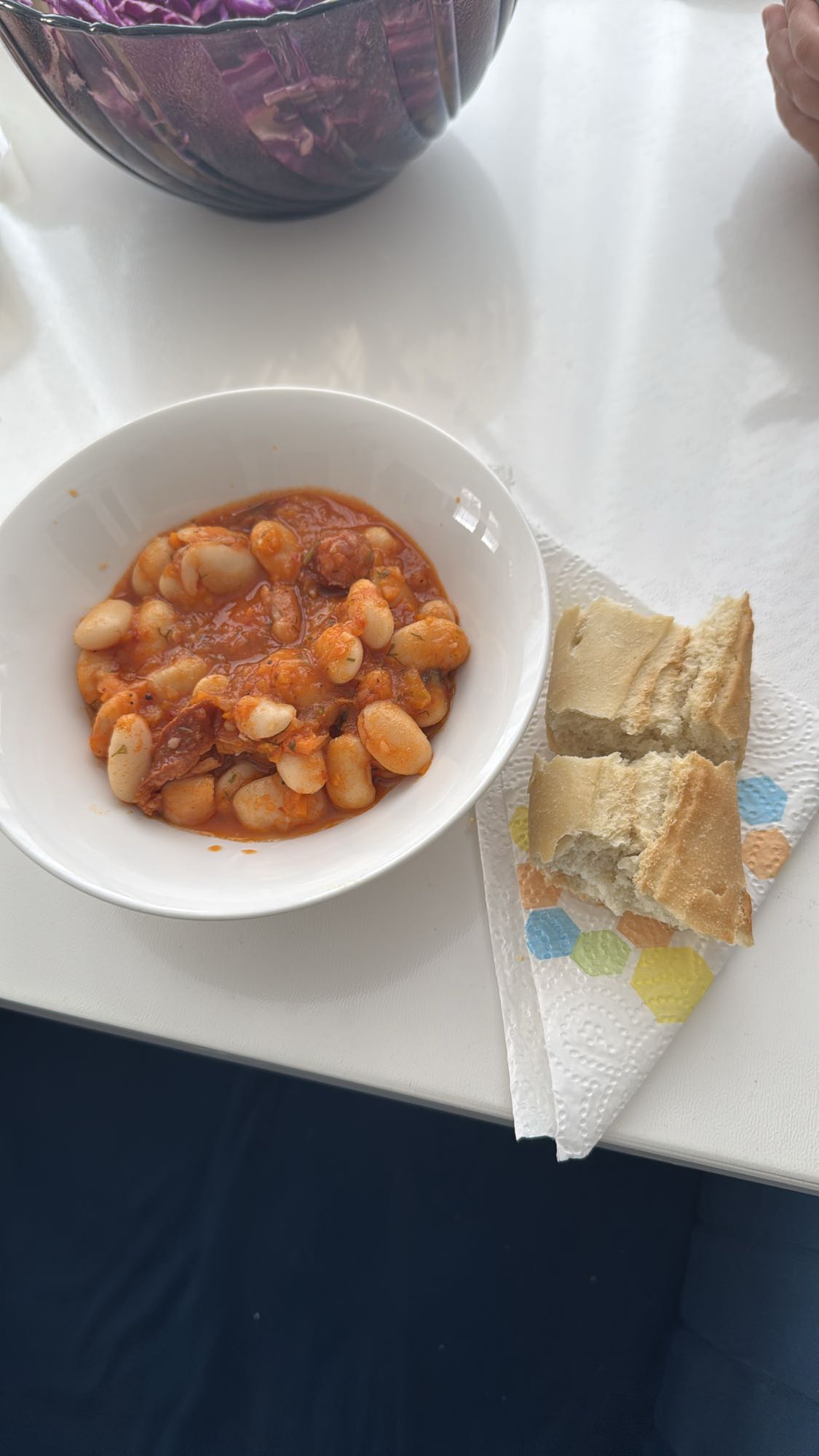 Fasole cu pâine și salată