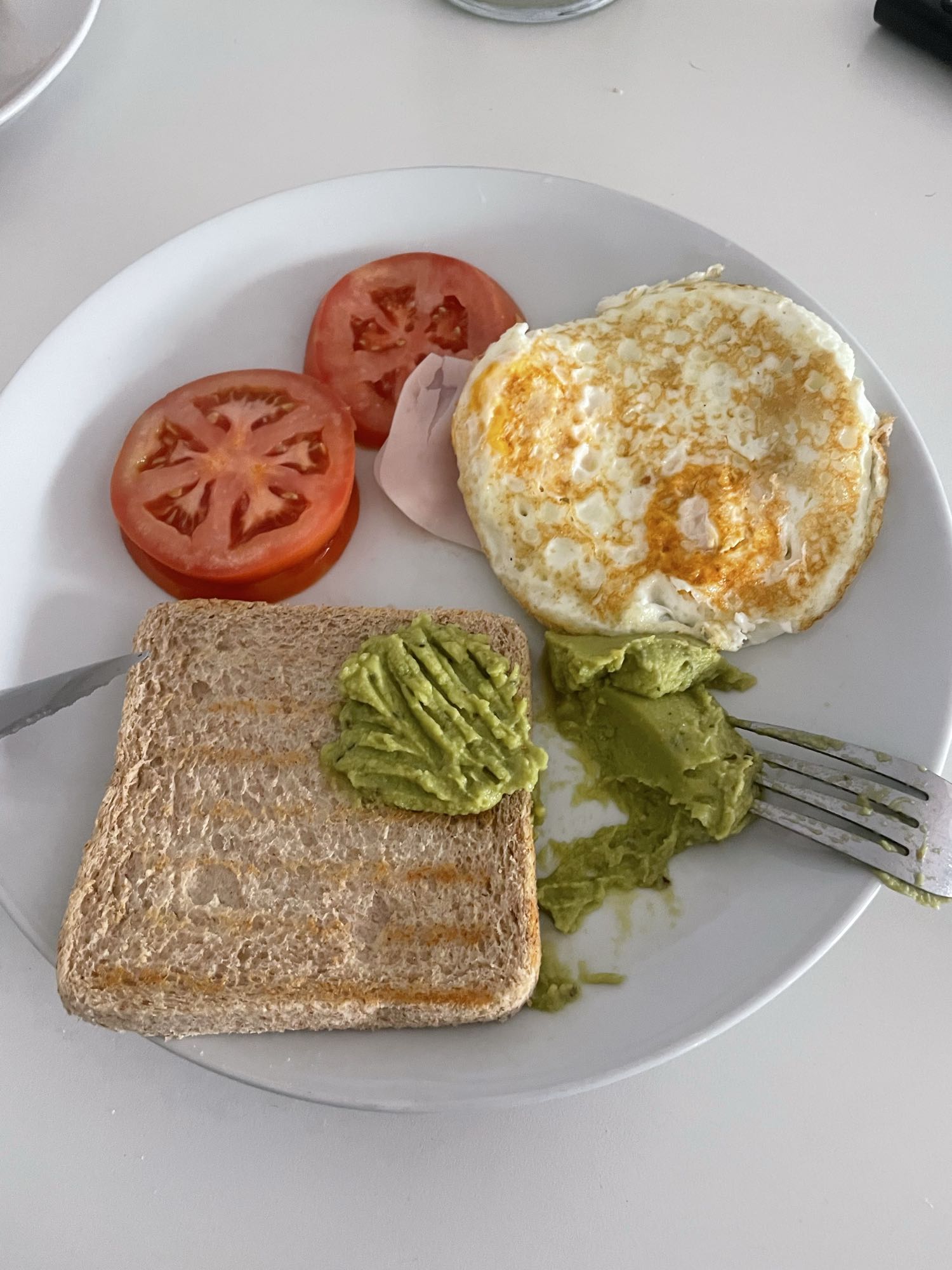 Tostada con huevo y aguacate