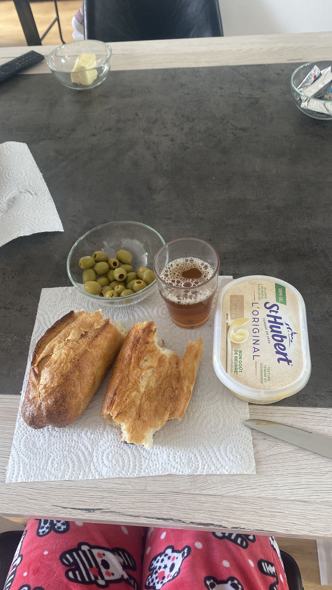 Petit-déjeuner pain olives