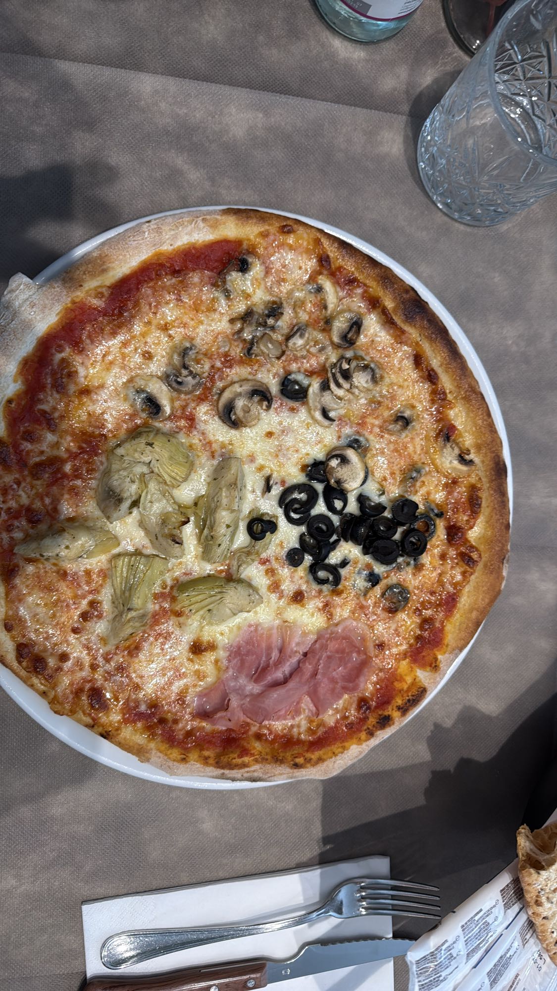 Pizza cu legume și șuncă