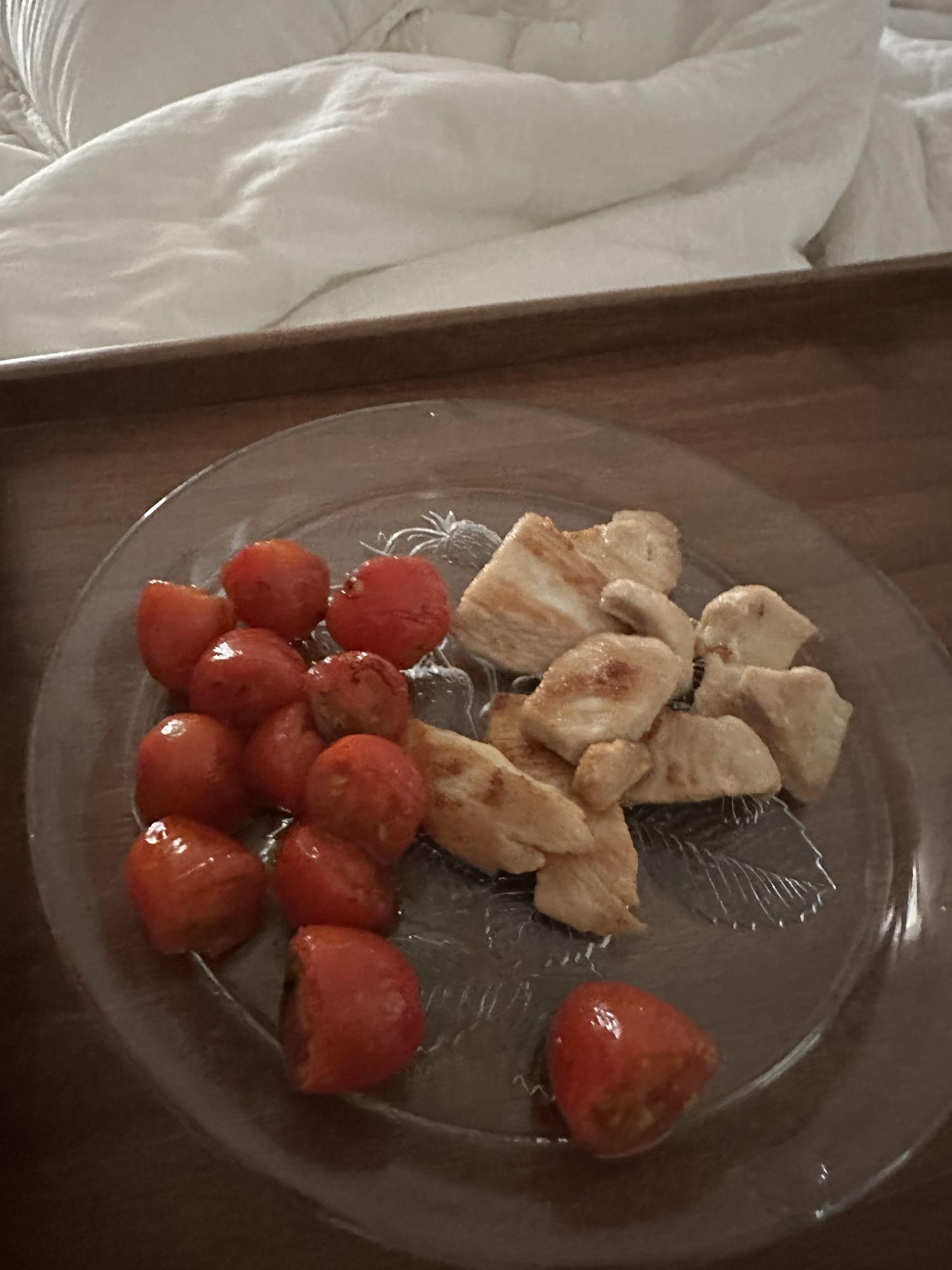 Pollo y tomates frescos