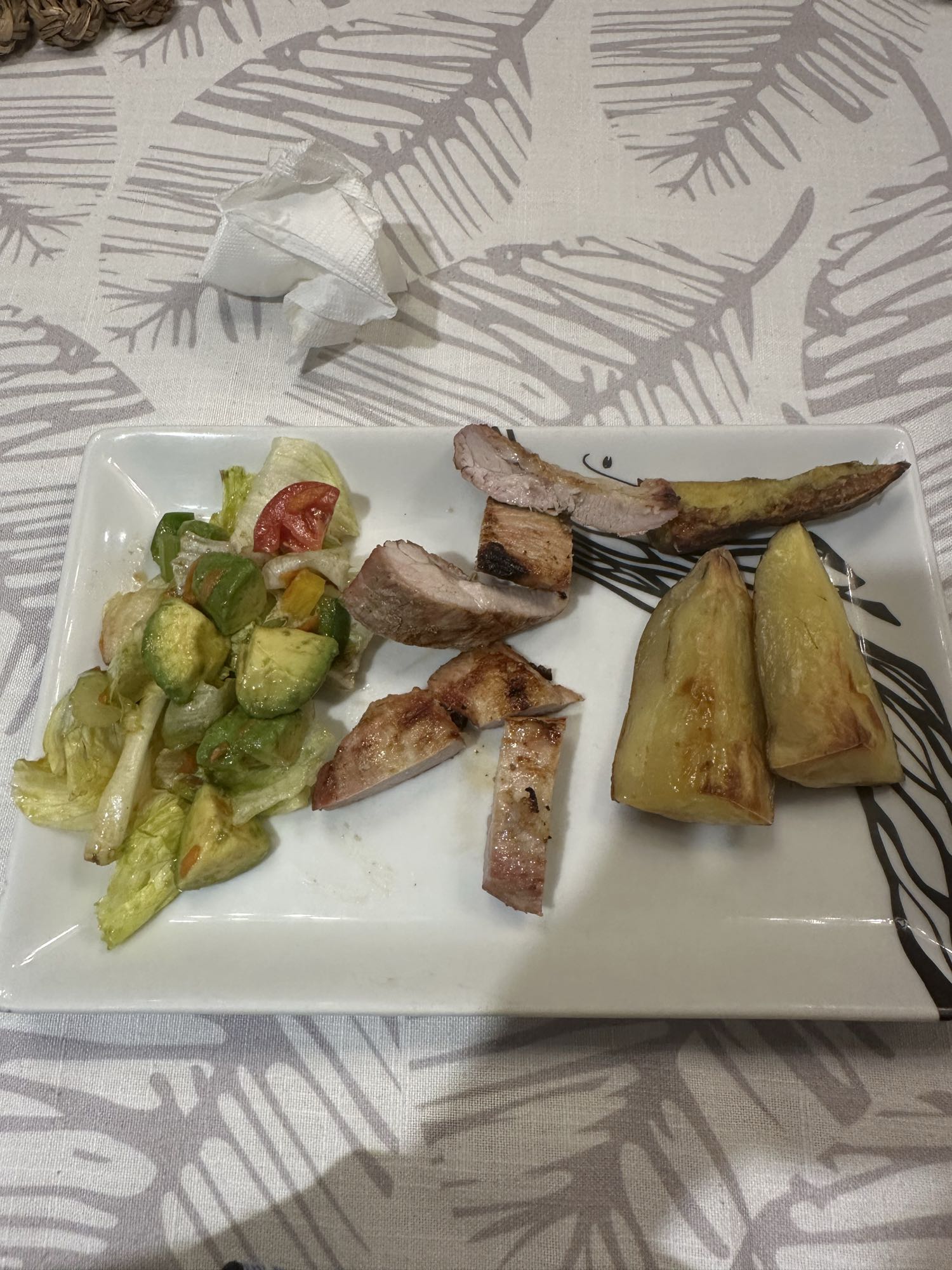 Cerdo, camote y ensalada