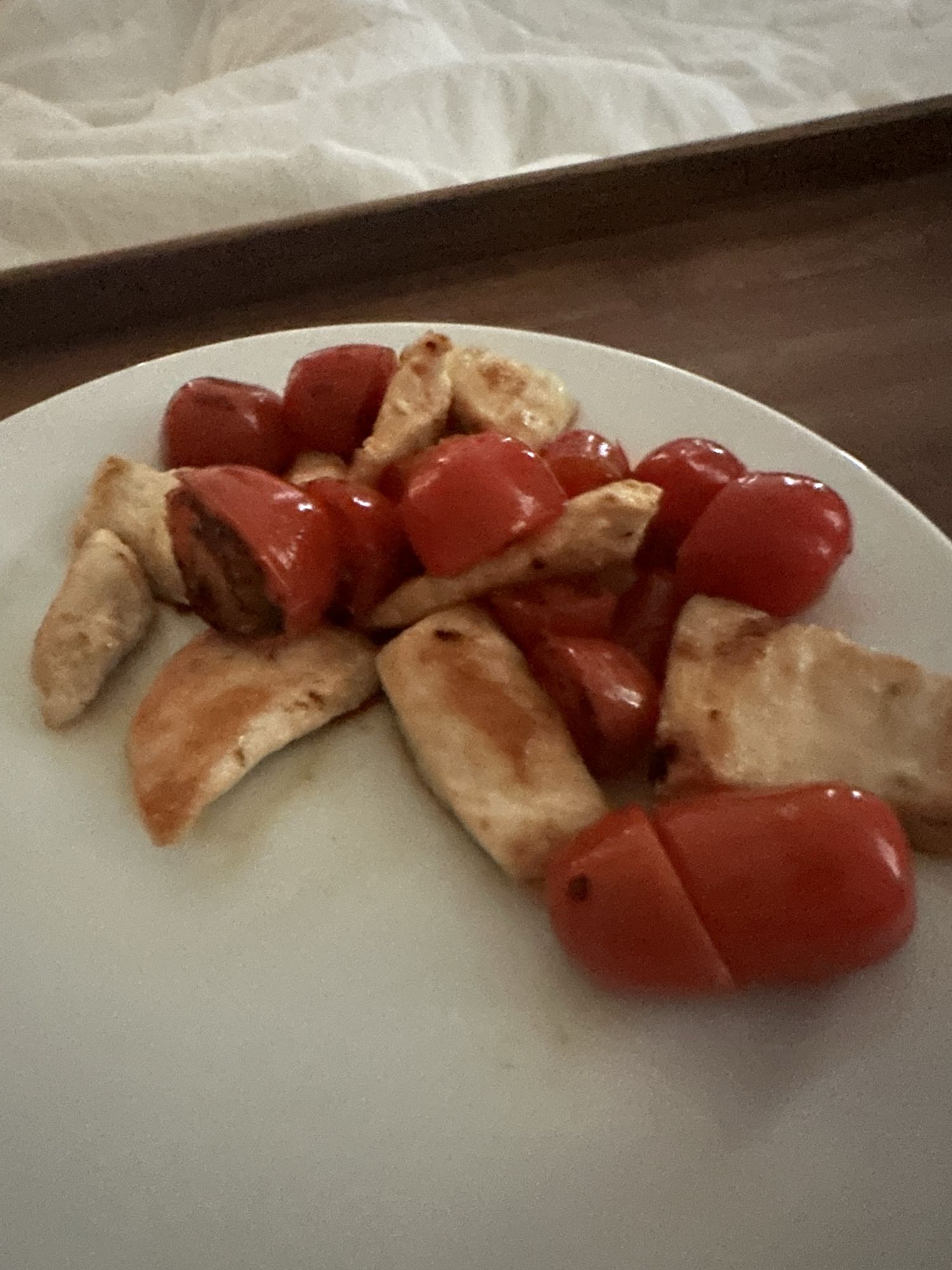 Pollo con tomates