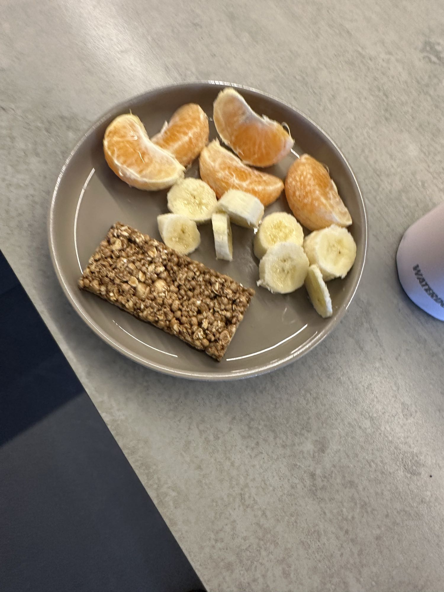 Fruta y barra de cereal