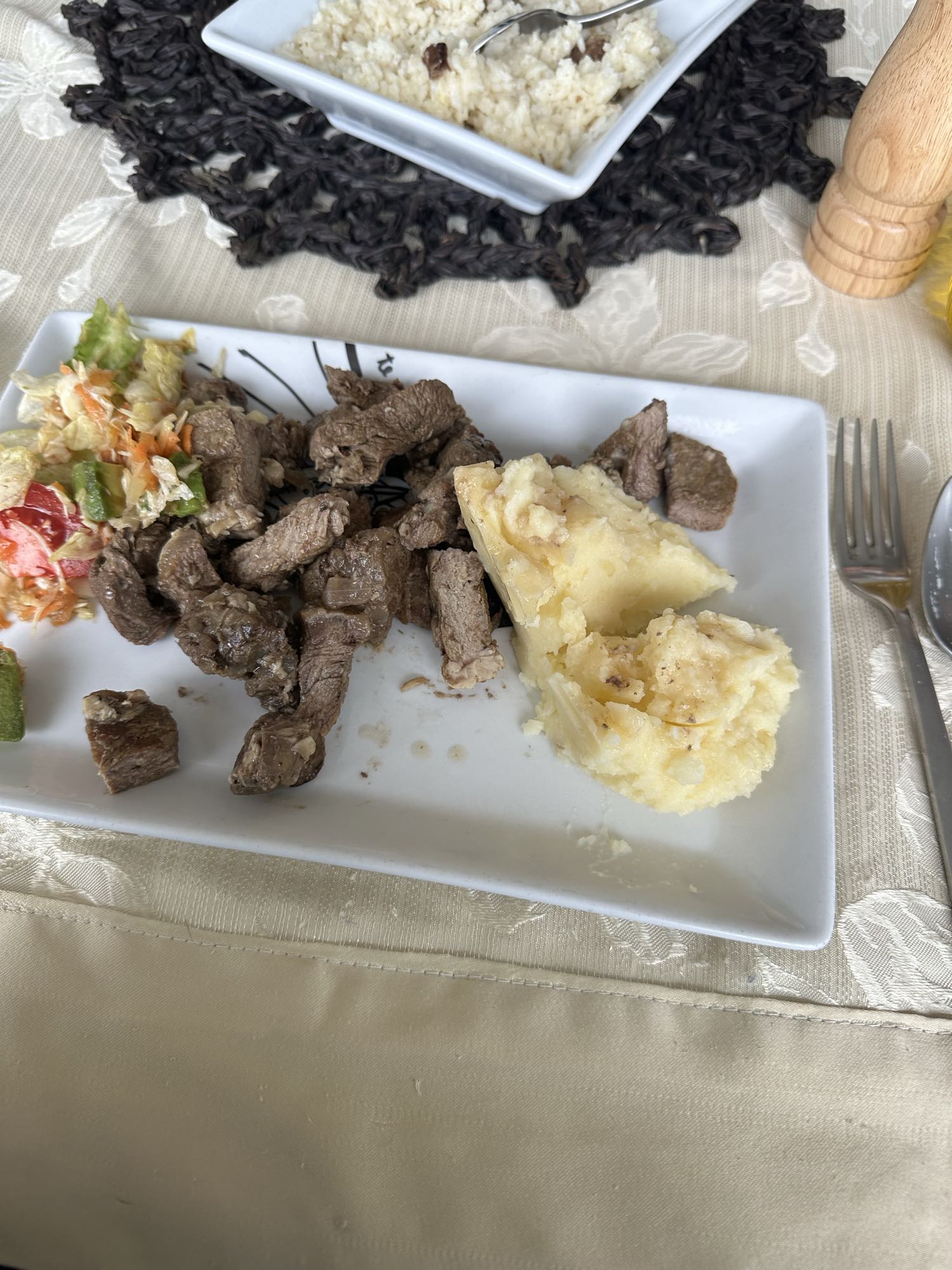 Carne, puré y ensalada