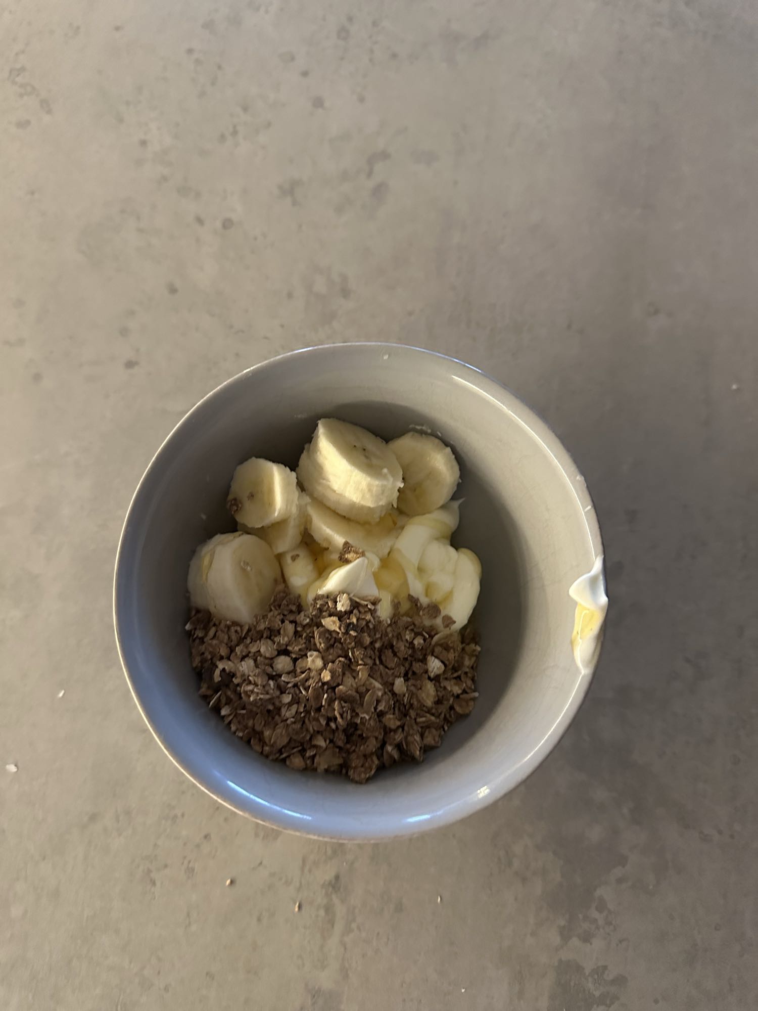 Yogur con plátano y granola