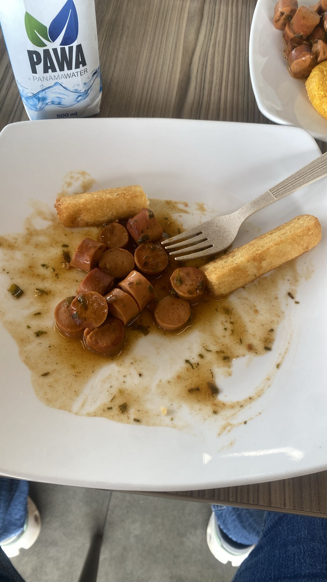 Salchichas y yuca frita
