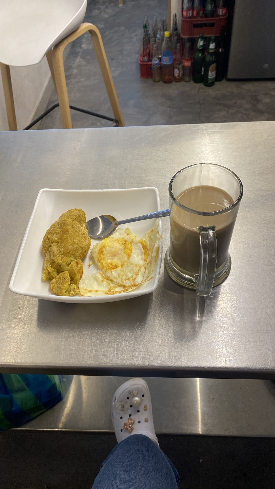 huevo frito, pan y café