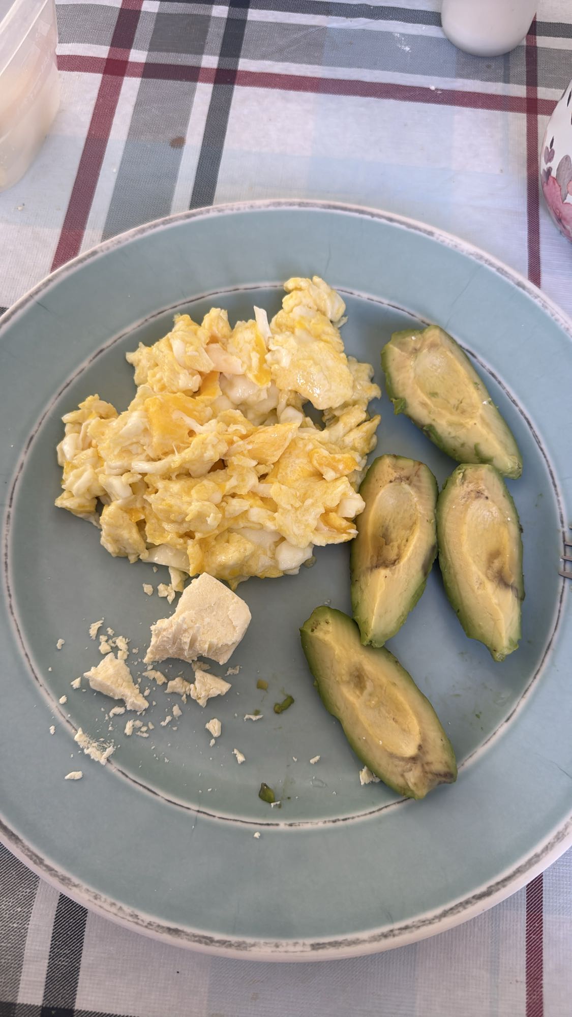 Huevos revueltos con aguacate