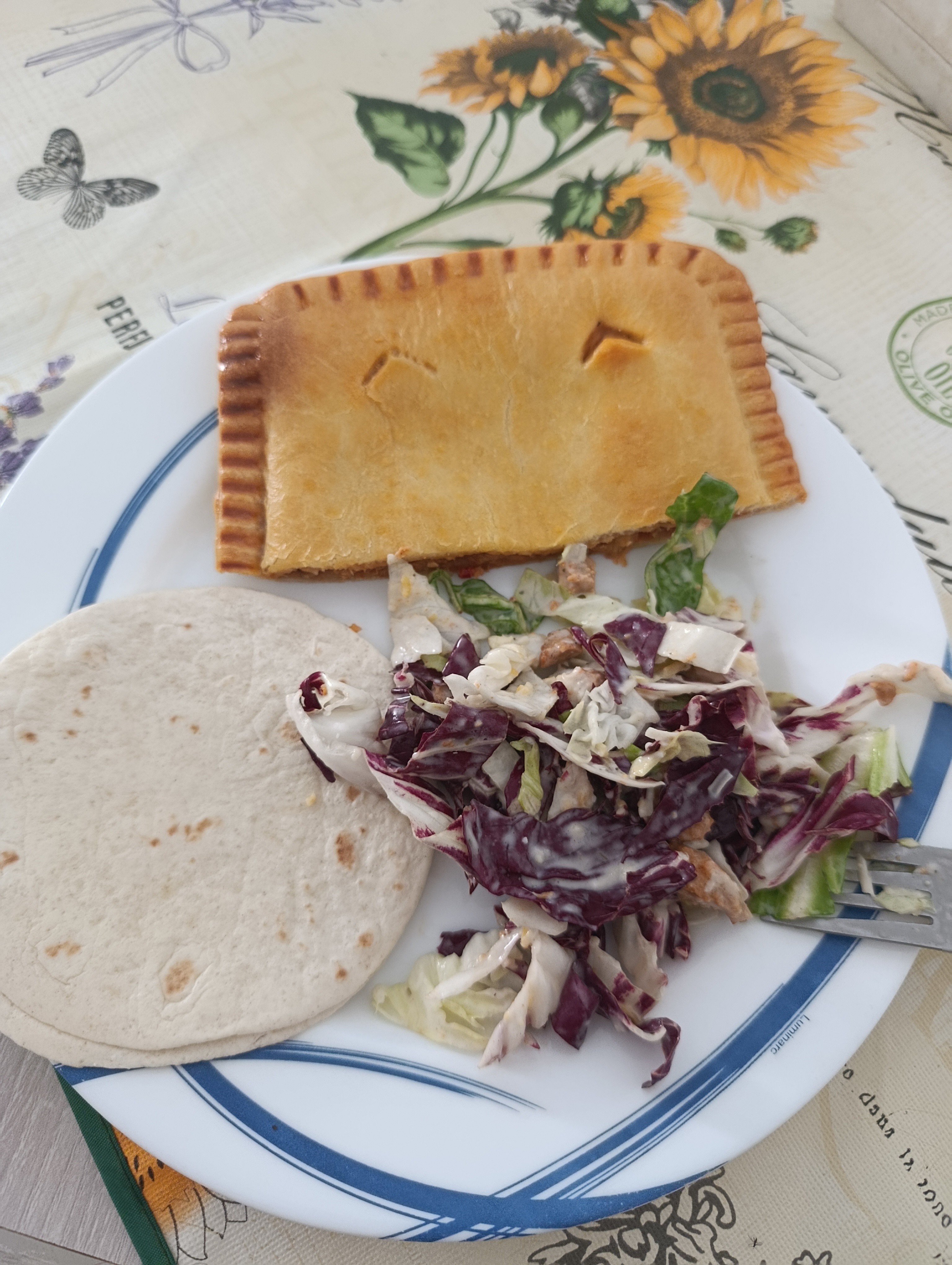 Empanada con ensalada