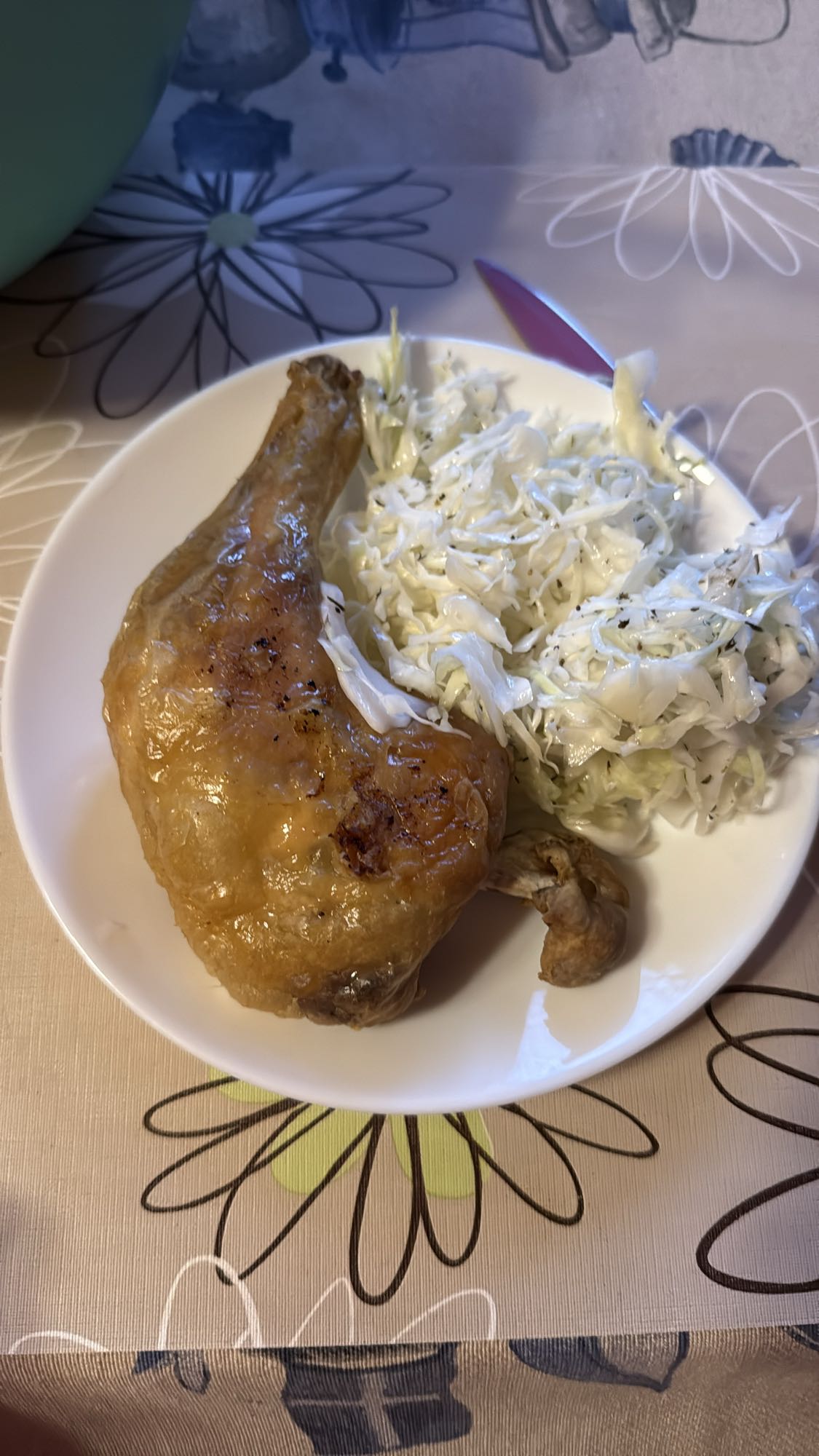 Pulpă de pui cu salată