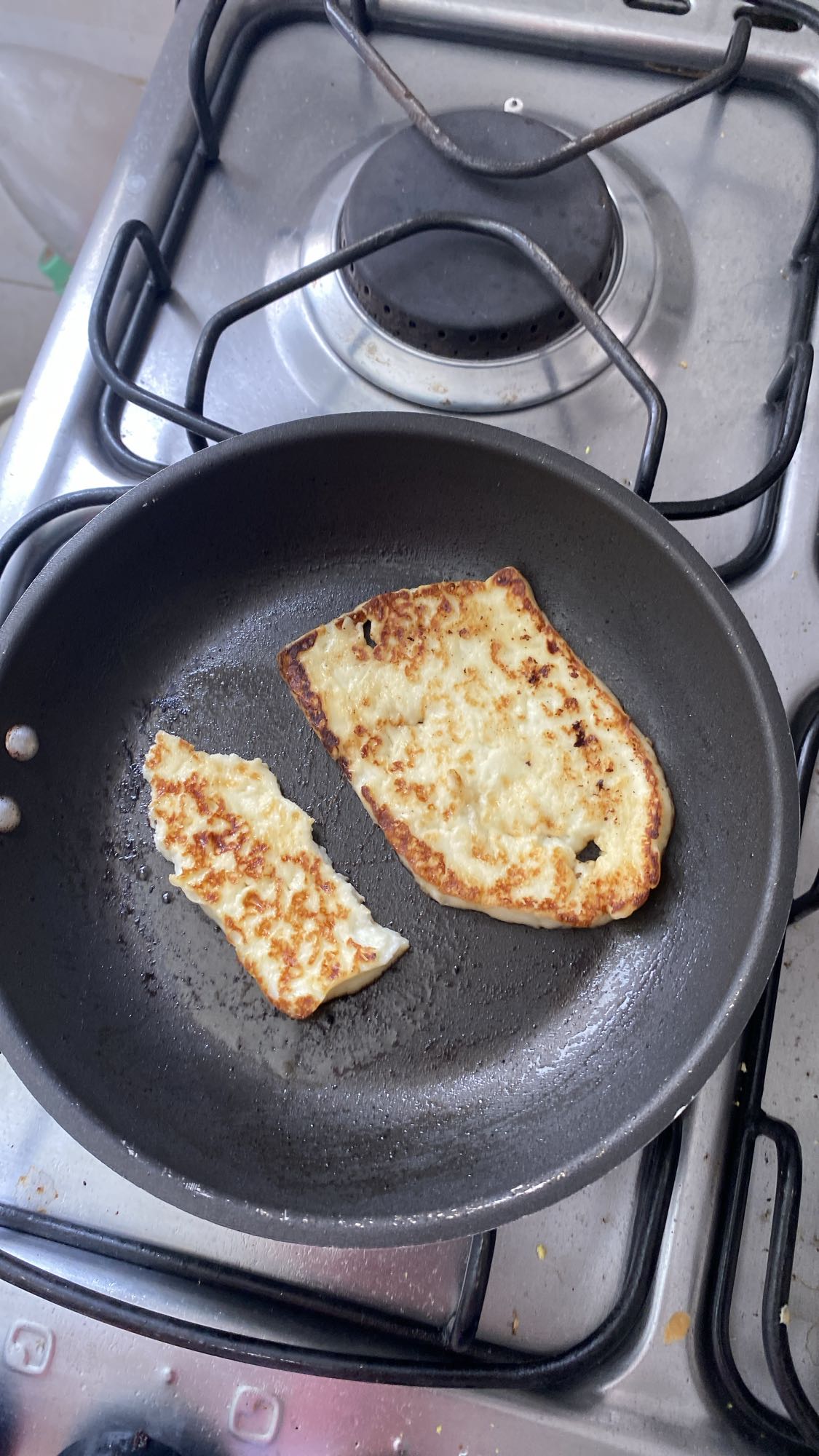 queijo grelhado na frigideira