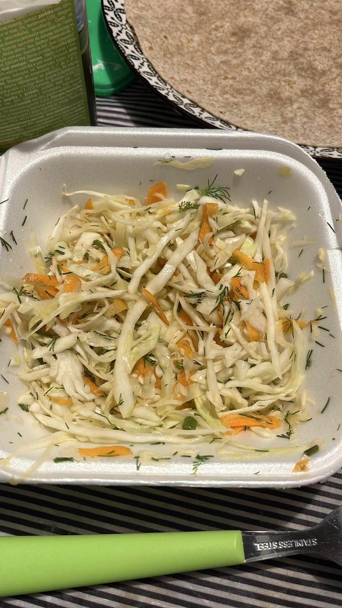 Зелева салата с питка