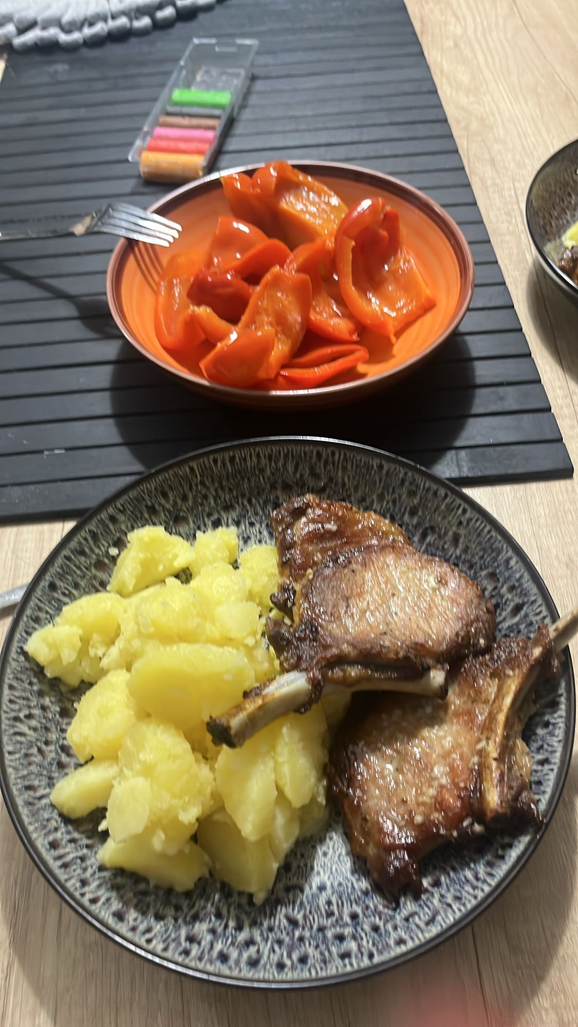 Cotlet cu cartofi și ardei