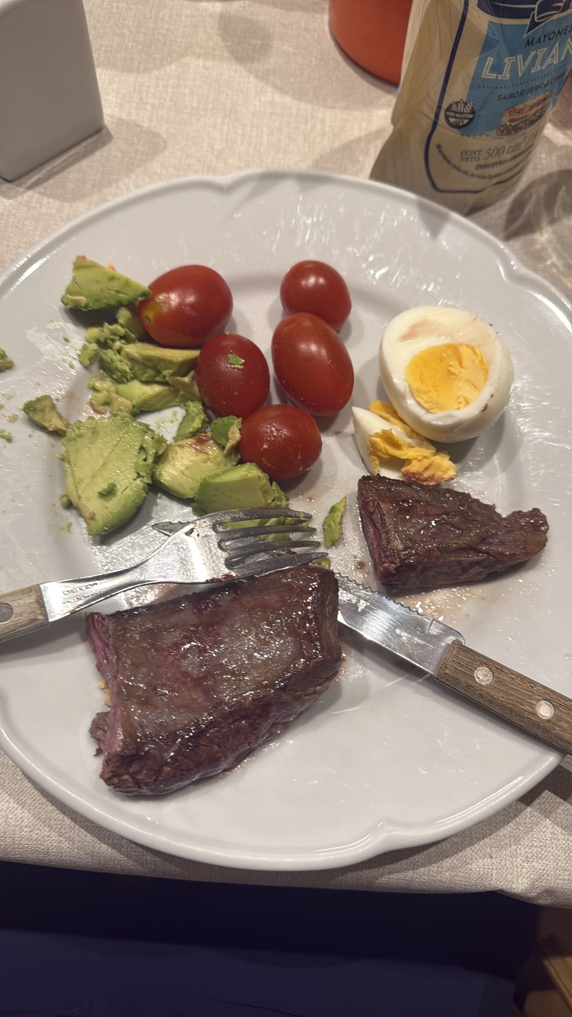 Carne con huevo y vegetales