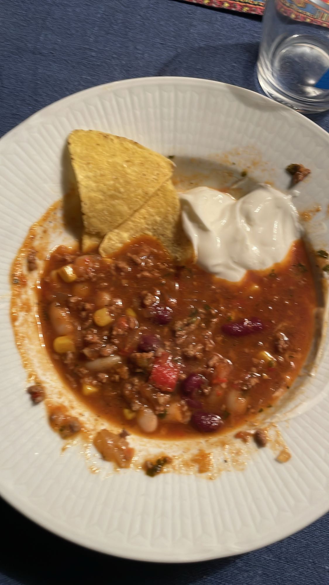 Chili med chips & gräddfil