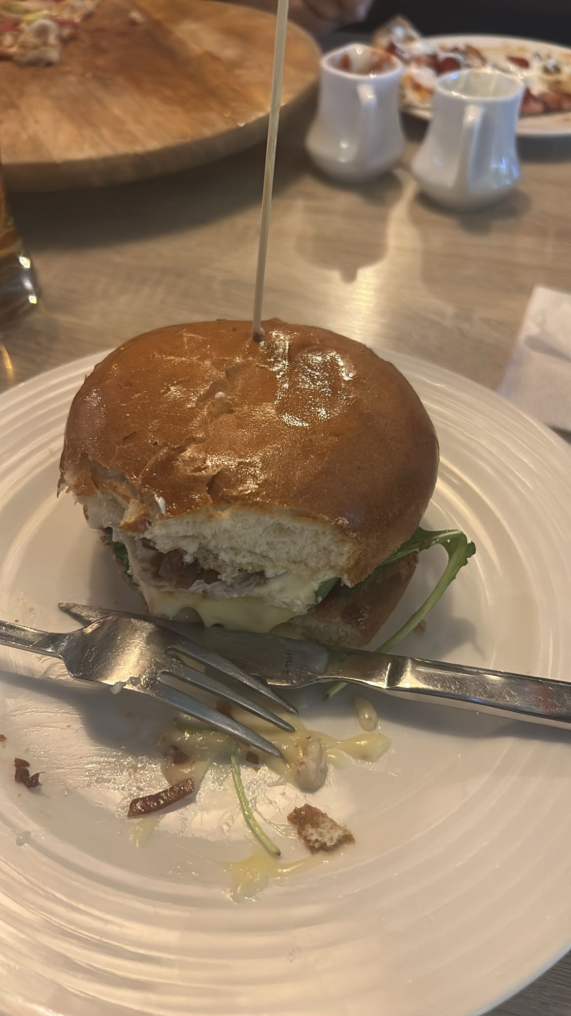 Burger z serem i warzywami