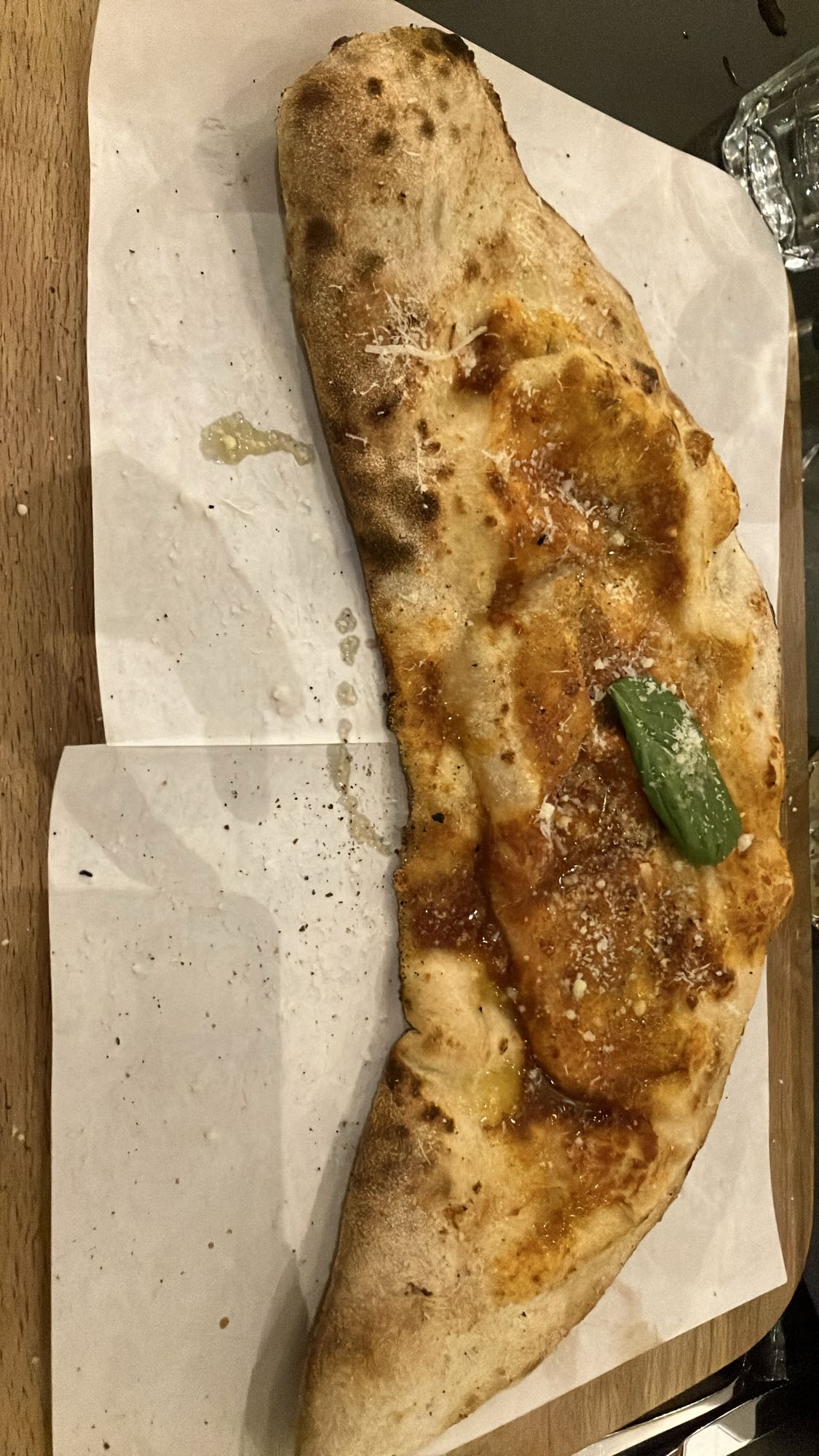 Calzone com ragu napolitano, ricota e mussarela de búfala