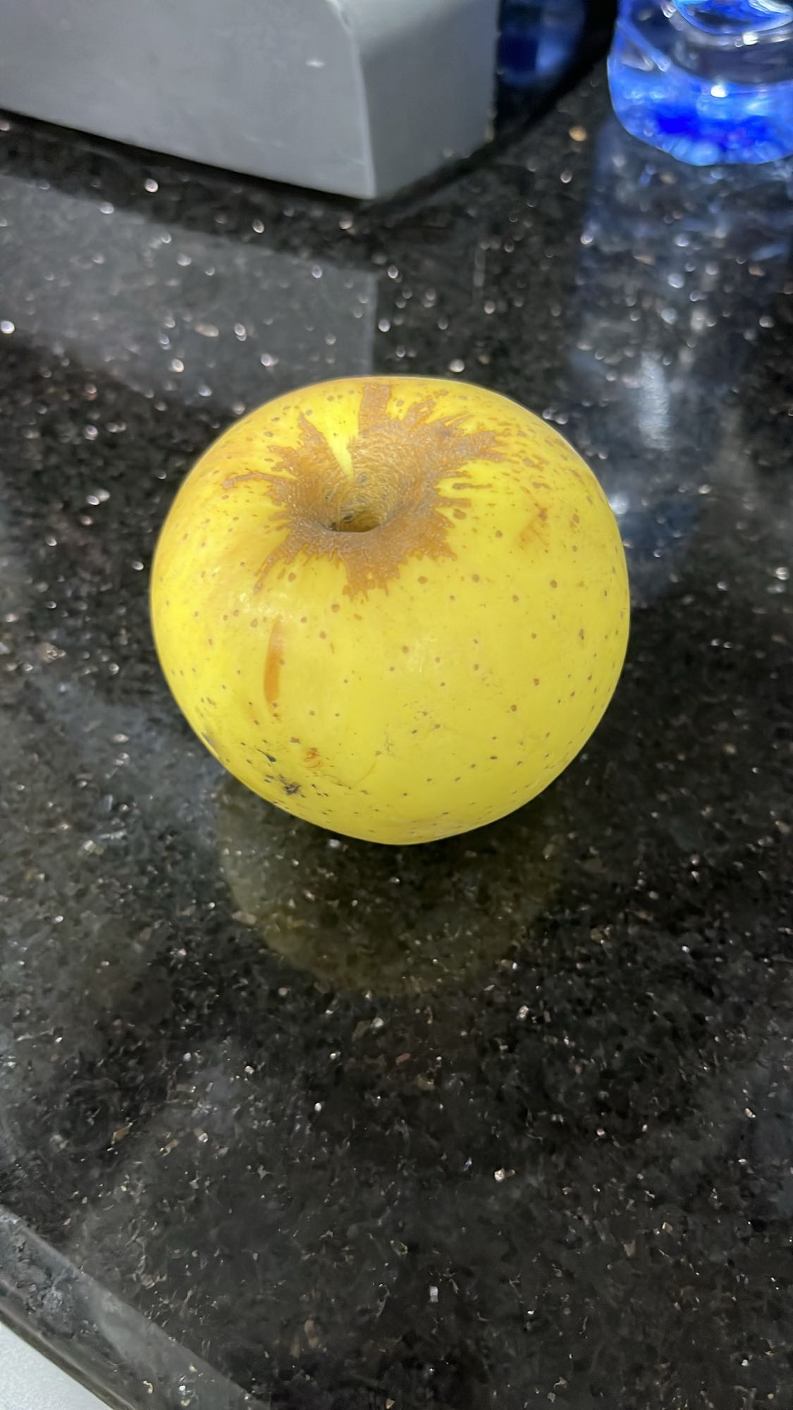 تفاحة صفراء