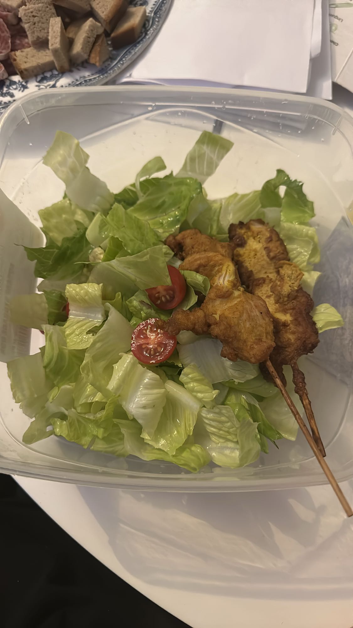 Salată cu frigărui pui