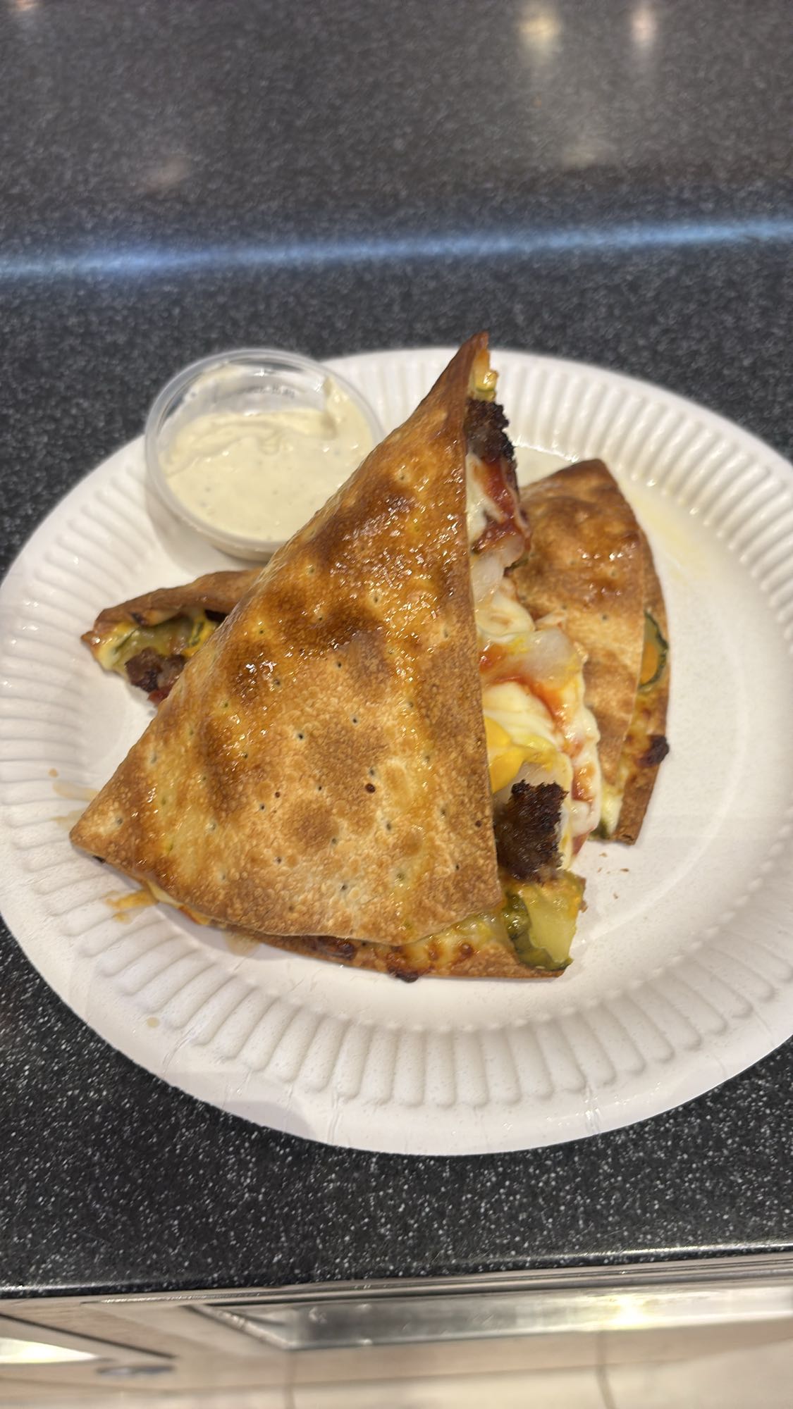 Złożona pizza z sosem