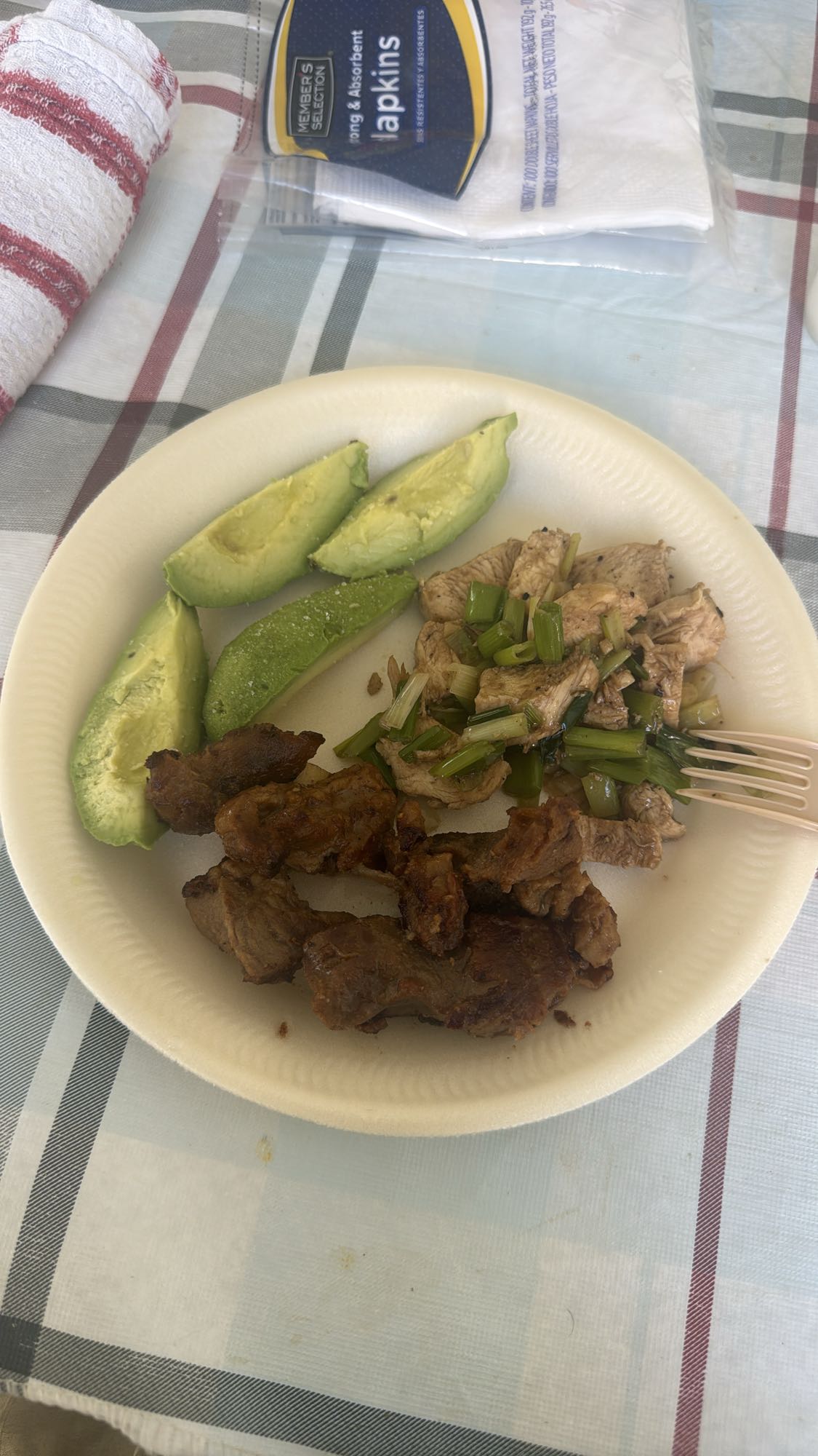 Plato mixto con aguacate