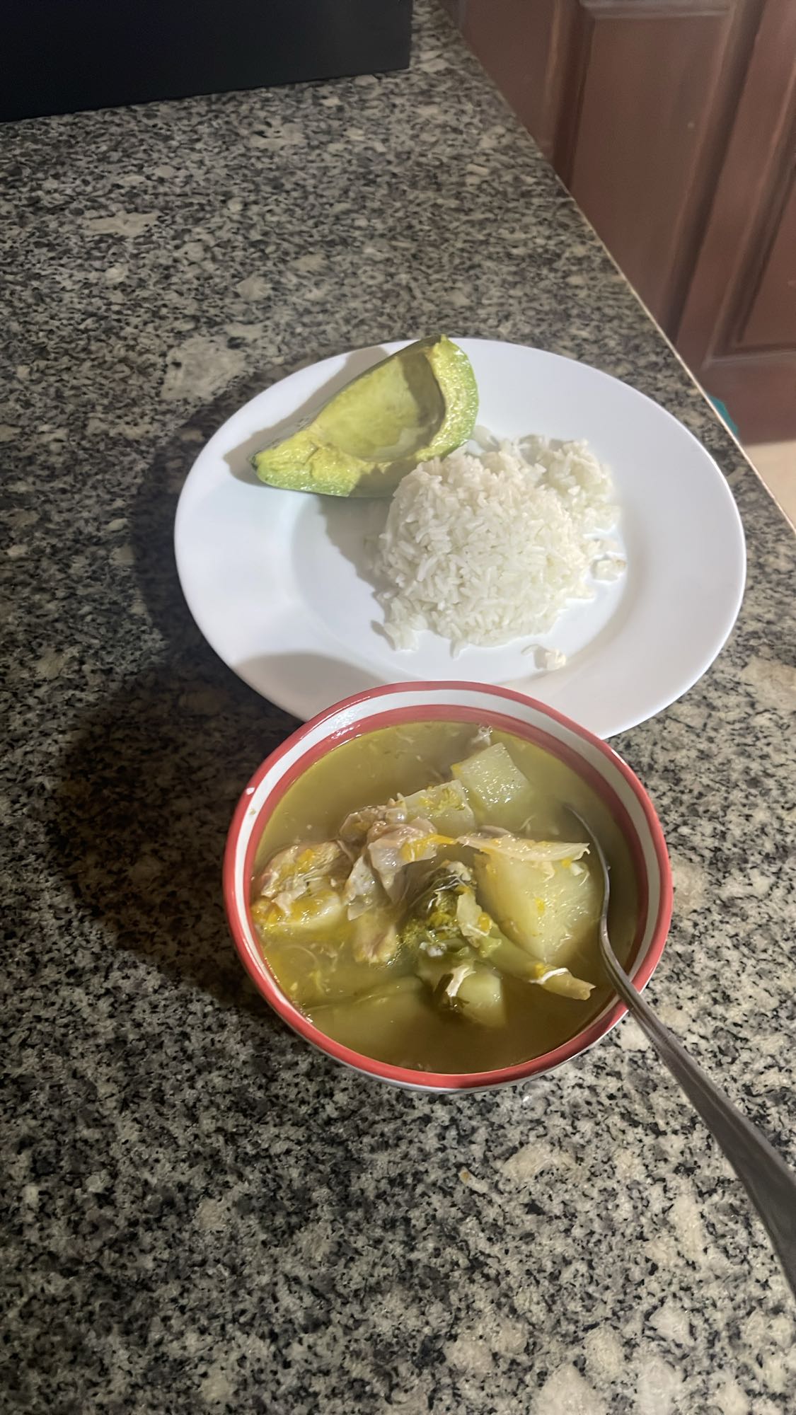 Sopa con arroz y aguacate