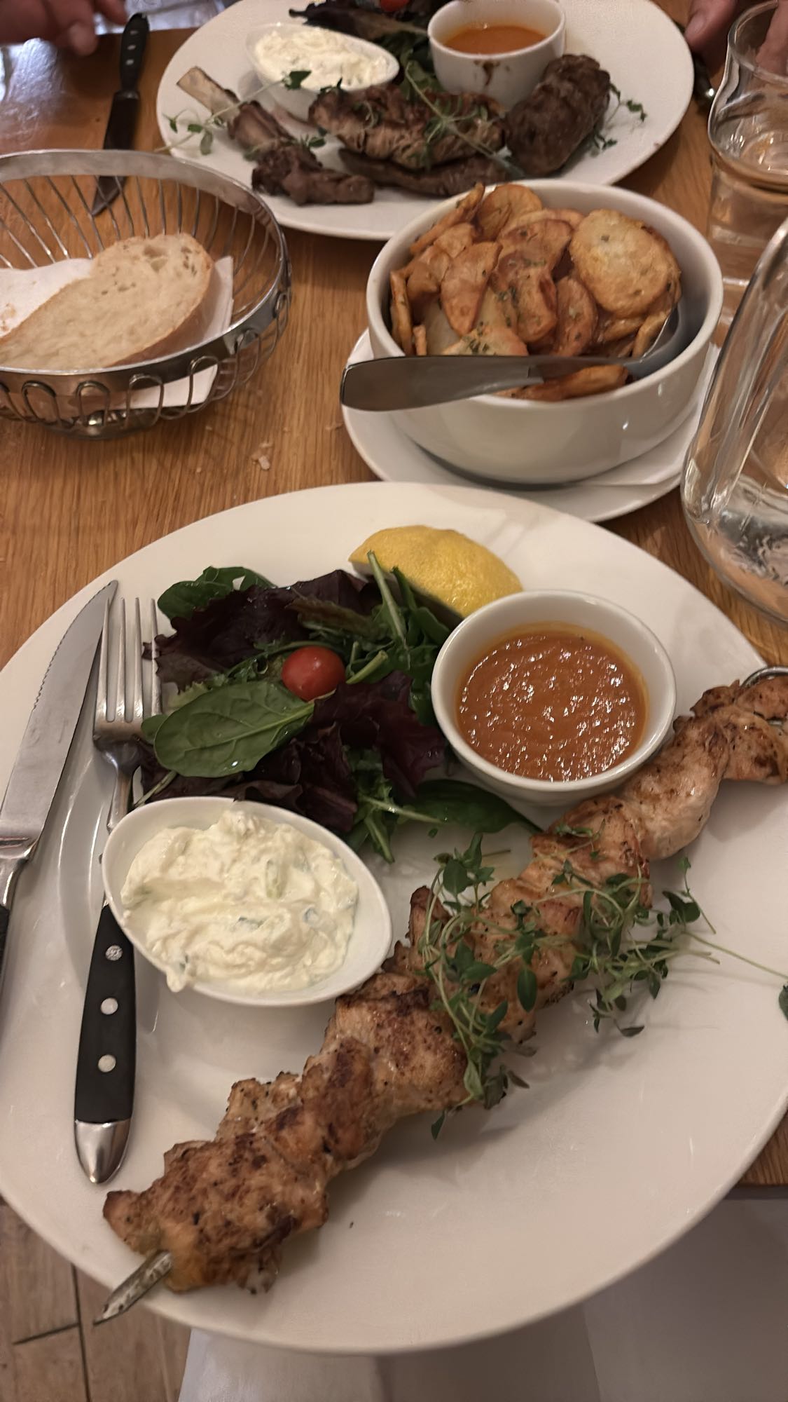 Kycklingsouvlaki tallrik