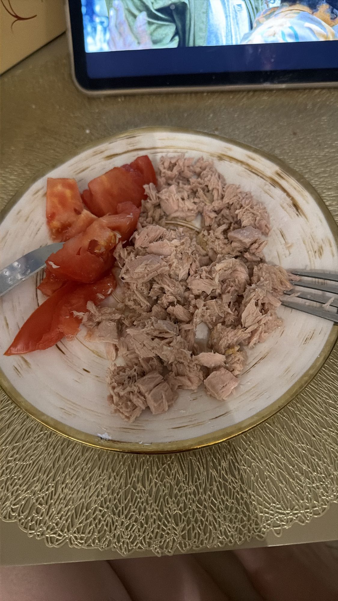 тунец с помидорами