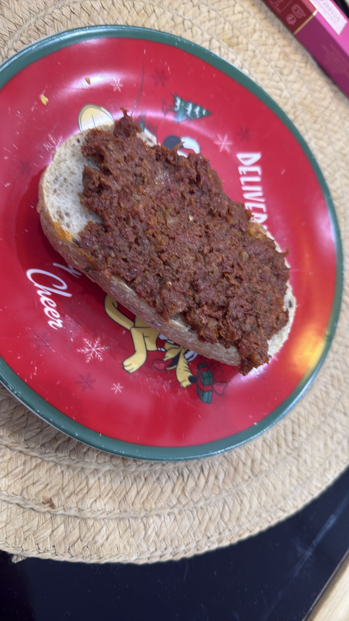 Chleb z pastą mięsną