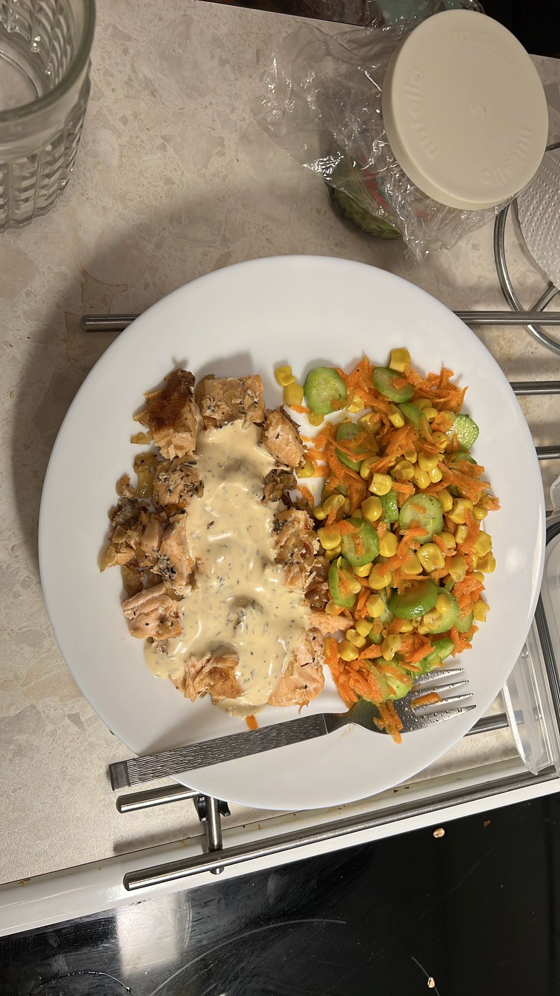 Lax med grönsakssallad