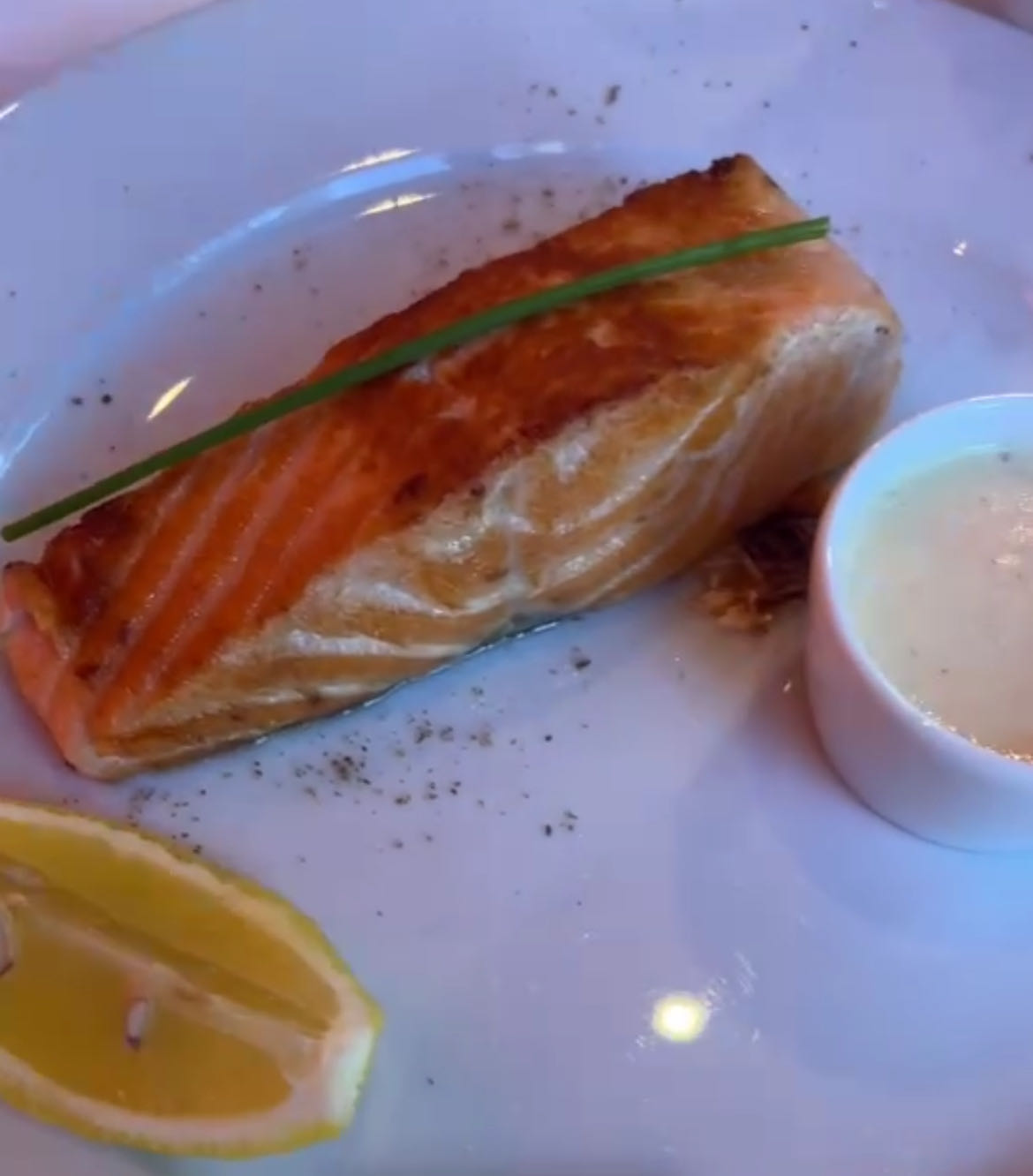 Saumon grillé avec sauce