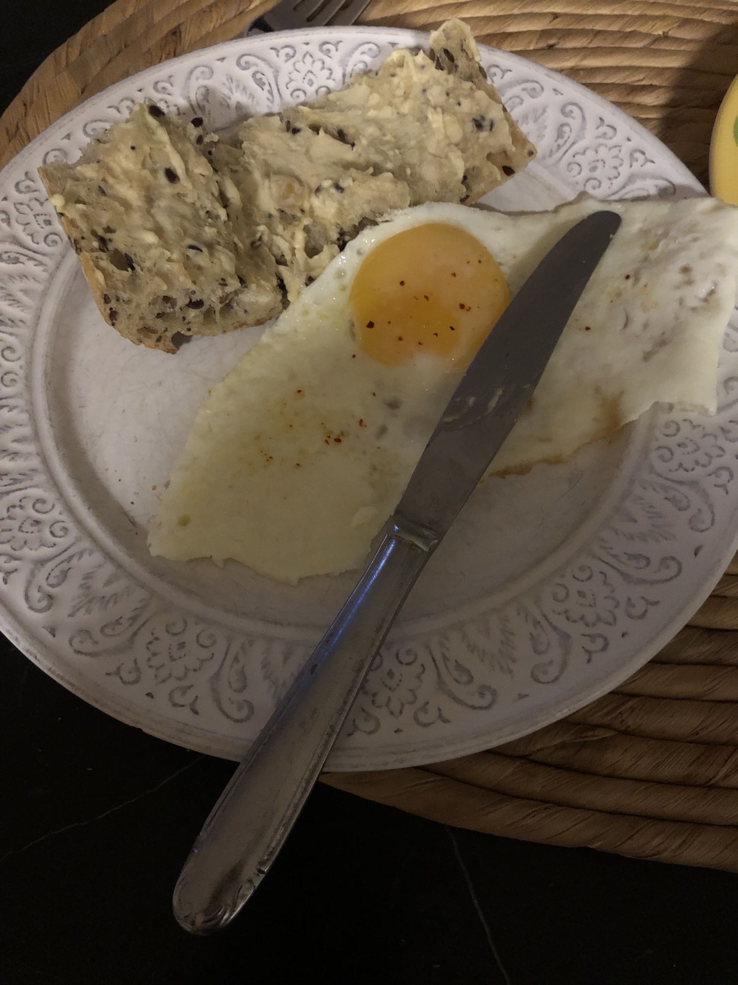 Oeuf et pain aux graines