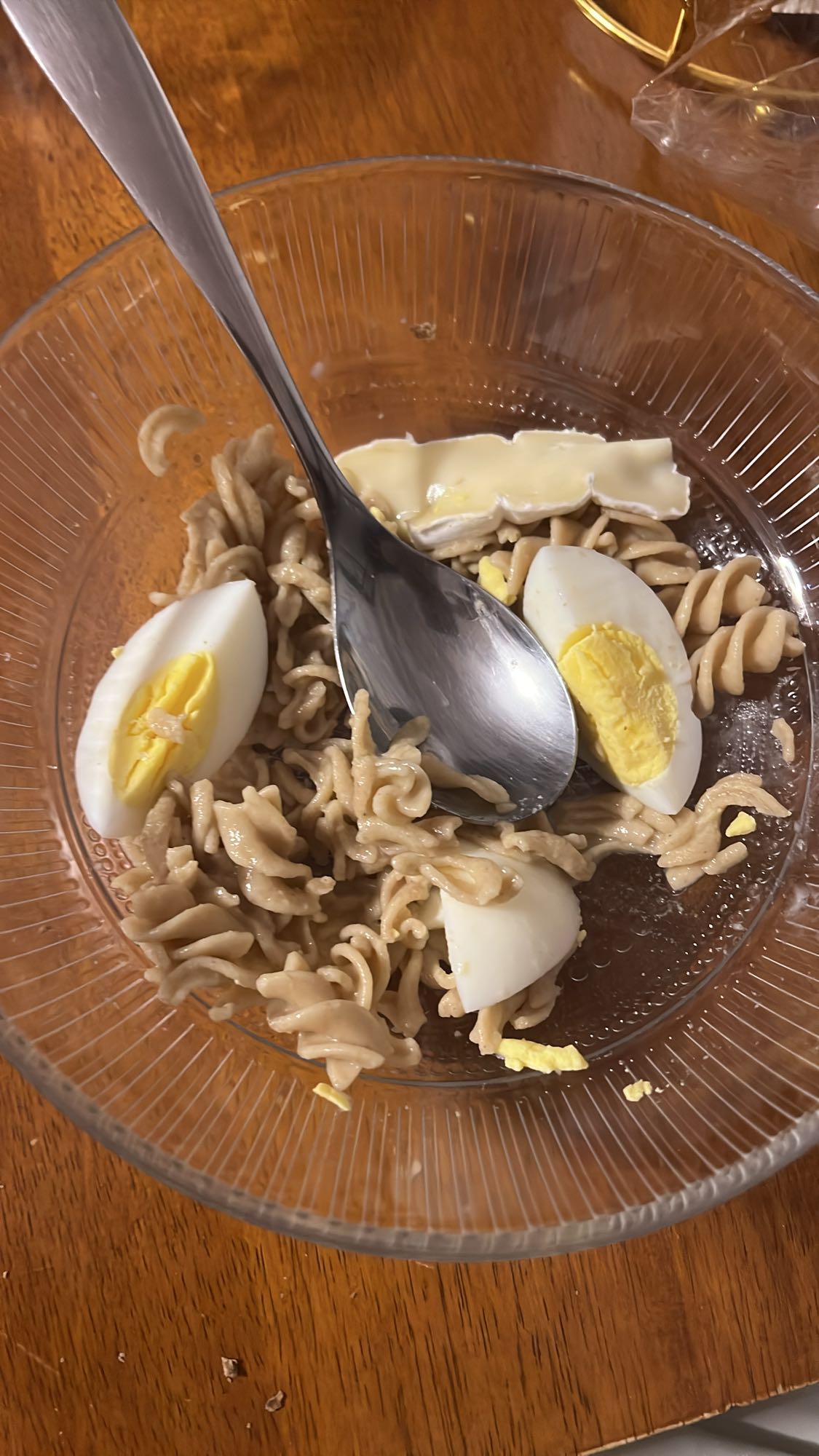 Pâtes, œuf et brie