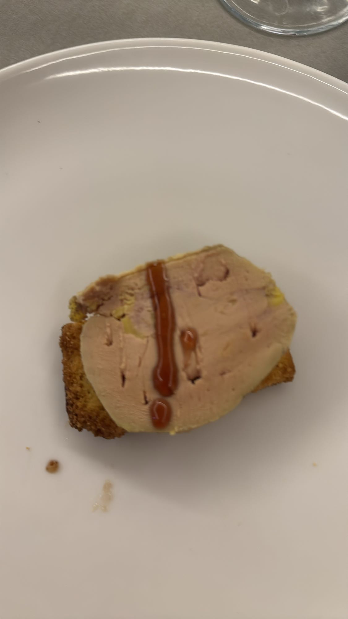 tostada con foie y salsa