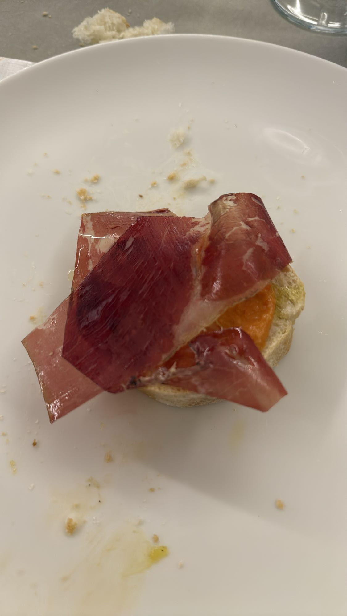 Tosta con jamón y tomate