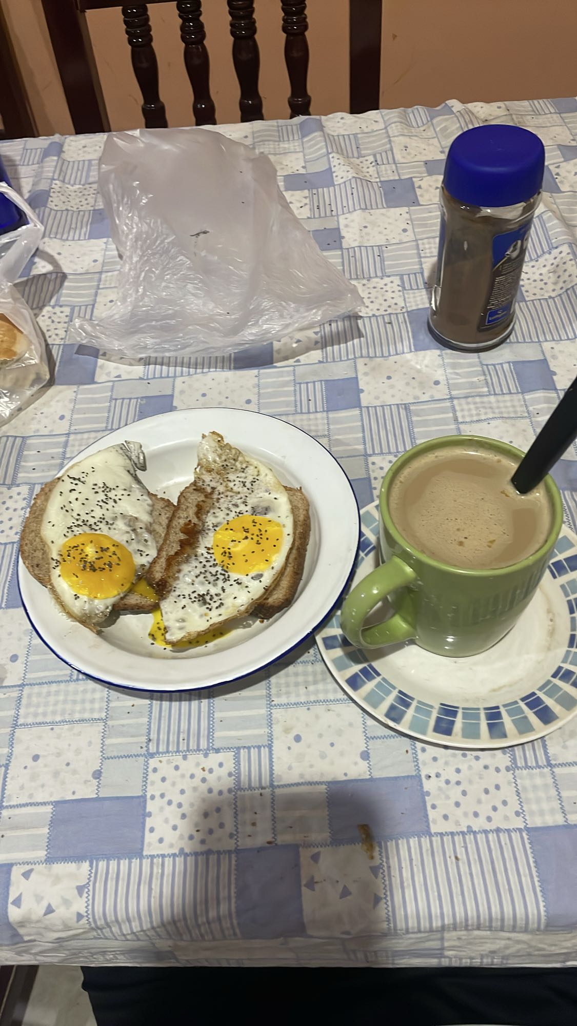 2 panes integrales, 2 huevos fritos en agua, café con leche y 6 empanadas de pollo sin aceite