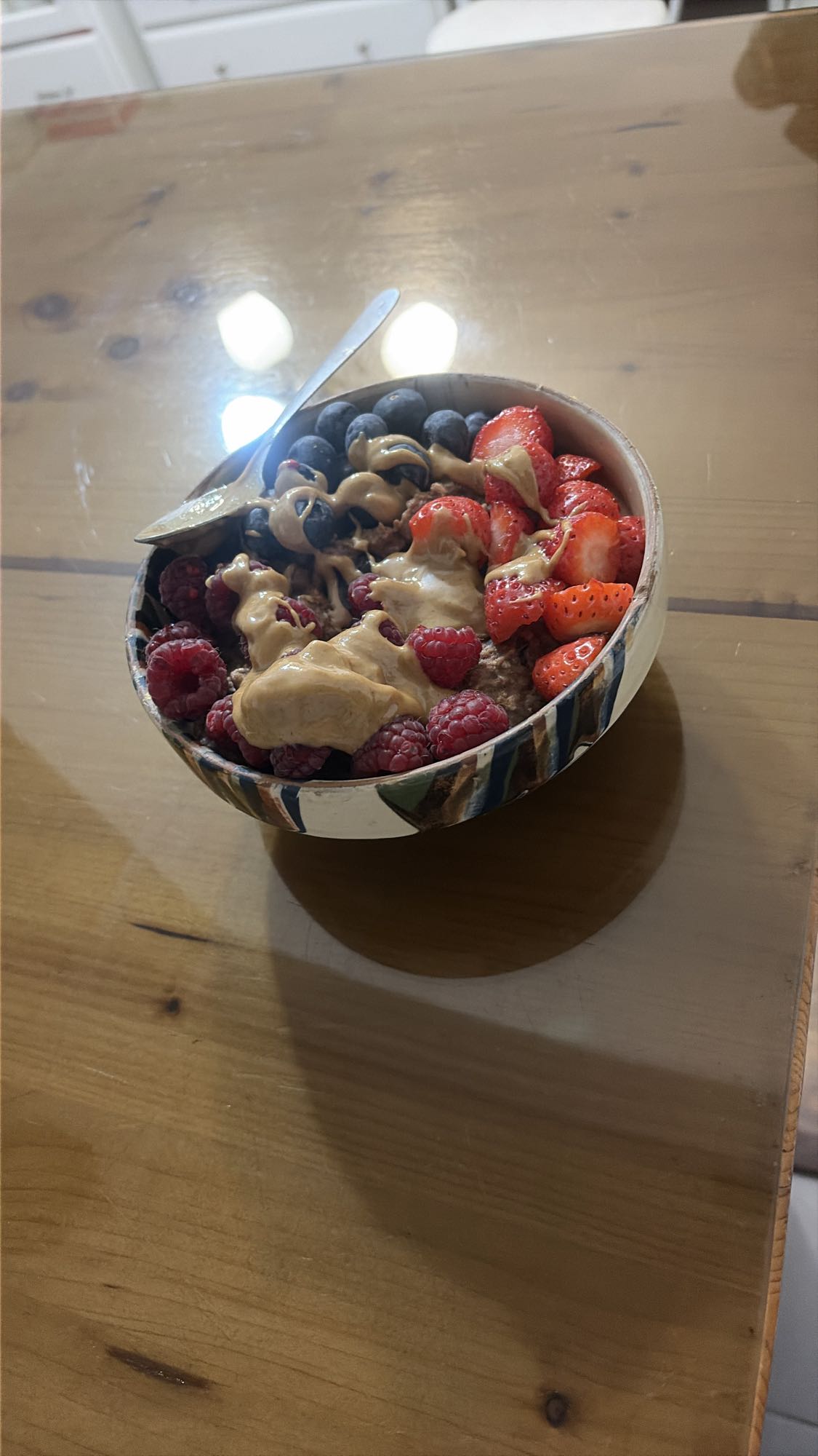 Terci de ovăz cu ouă, pudră proteică, unt de arahide și fructe de pădure